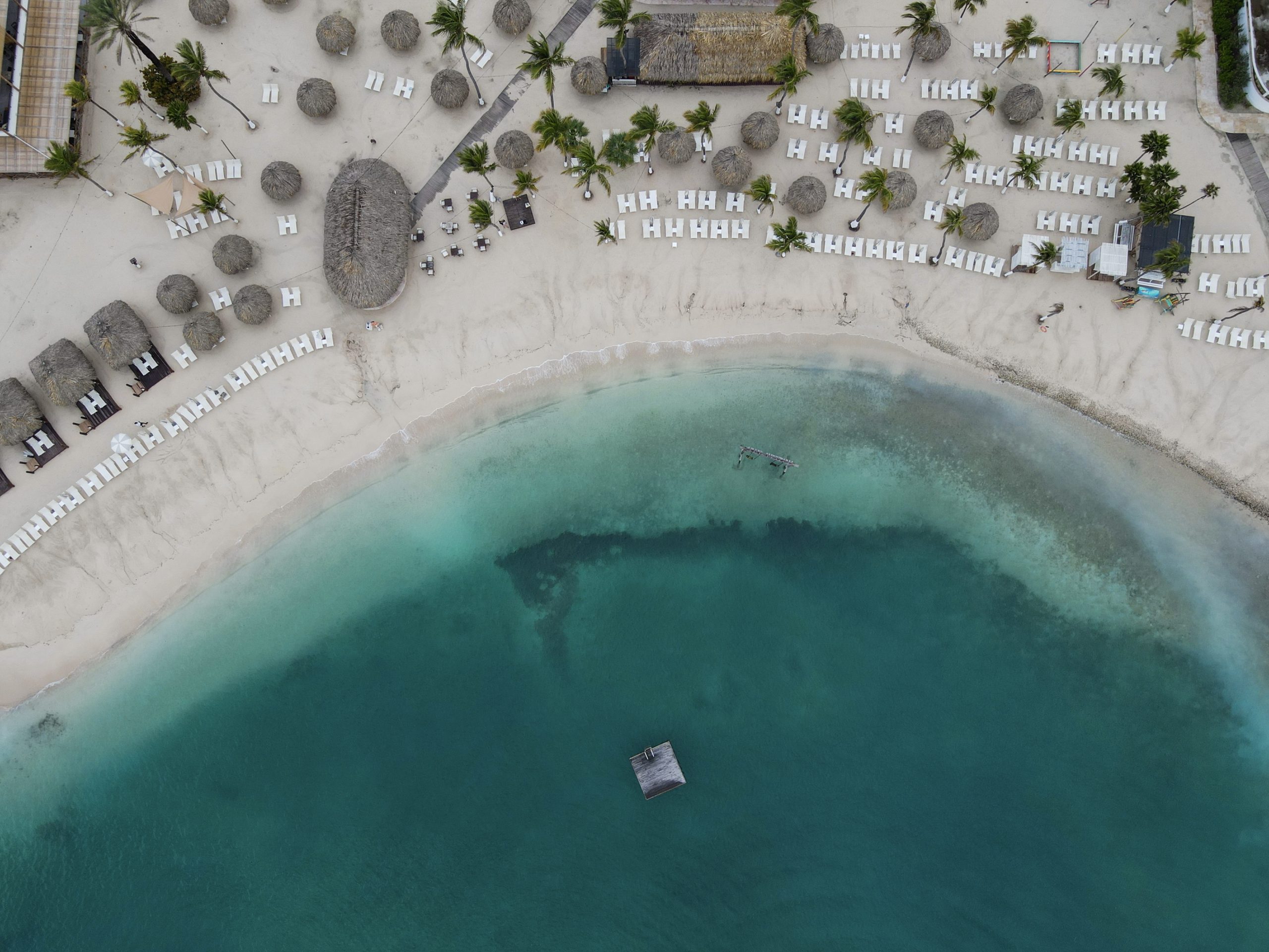 Het strand van Mangrove Beach Resort van Corendon