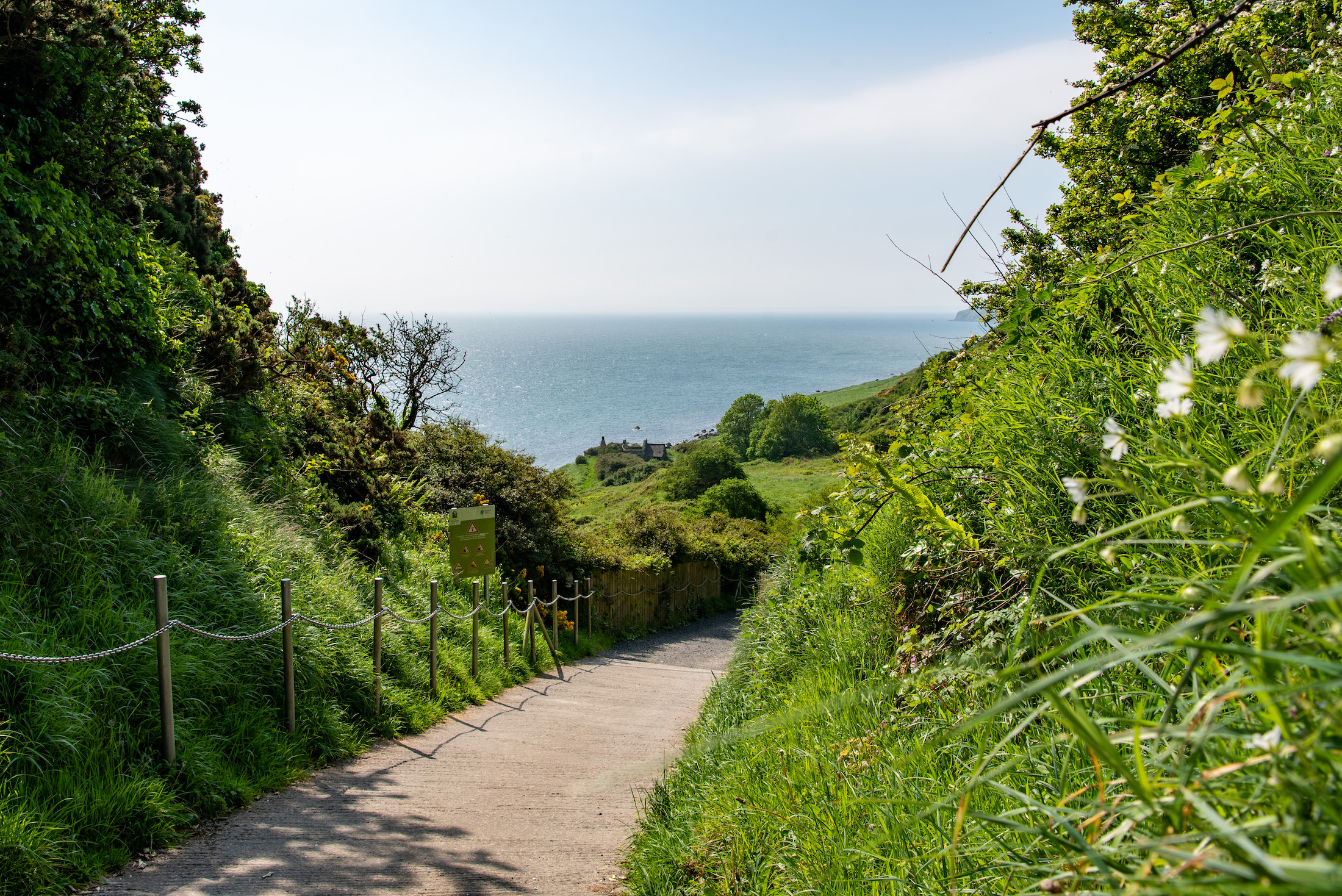 Om bij het startpunt van de wandeling te komen loop je dit mooie pad af