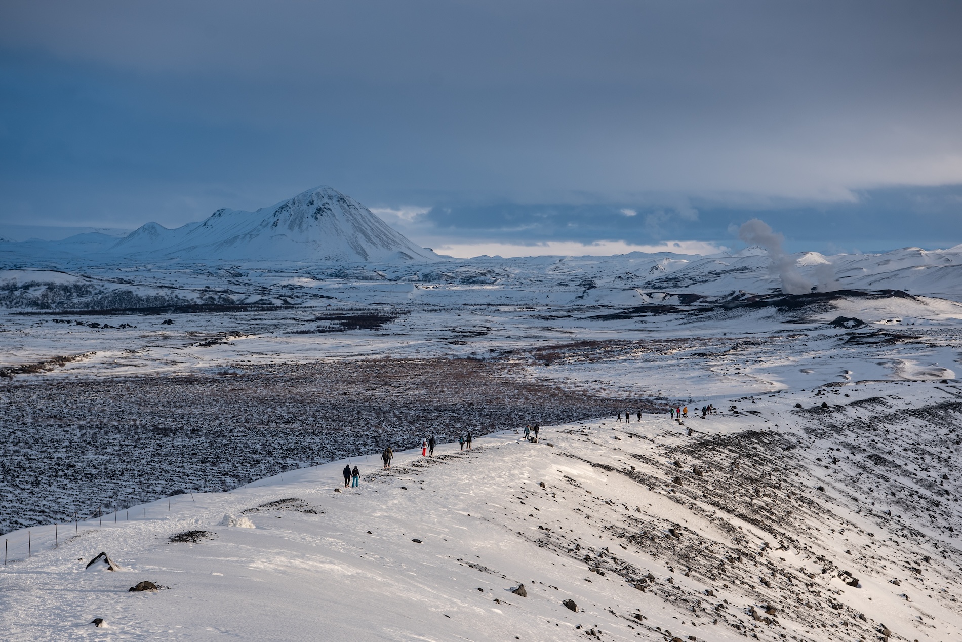 Het bizarre landschap gezien vanaf de krater