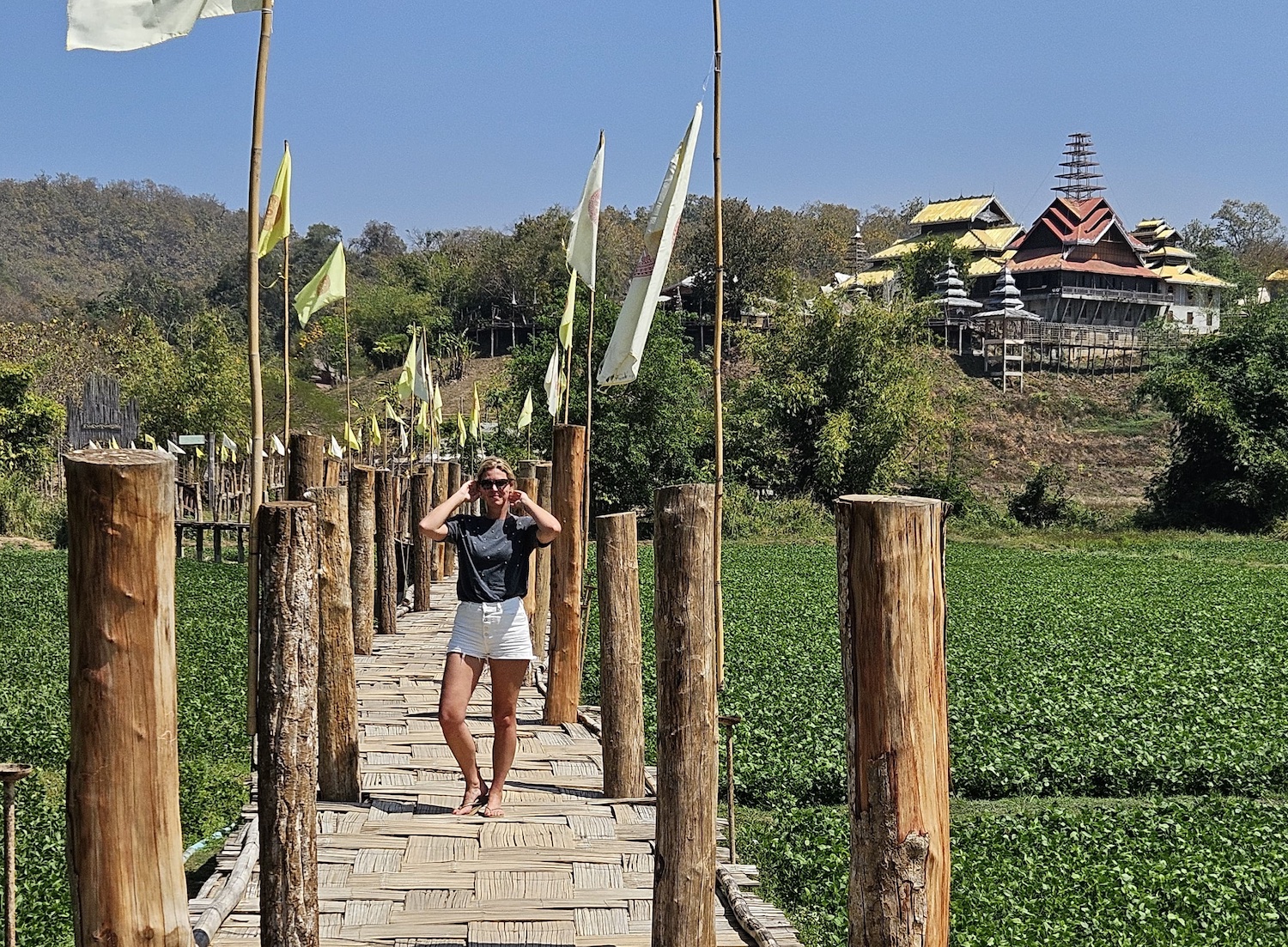 De Bamboo Bridge bij Mae Hong Son loopt dwars door de rijstvelden en eindigt bij een tempel.