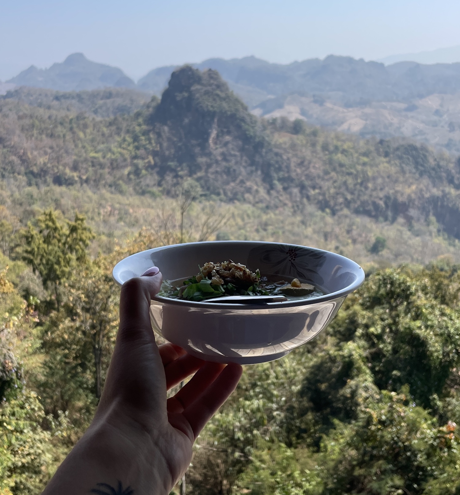 Maak een tussenstop bij Ban Cha Bo Hill Noodle en geniet van een geweldig uitzicht!