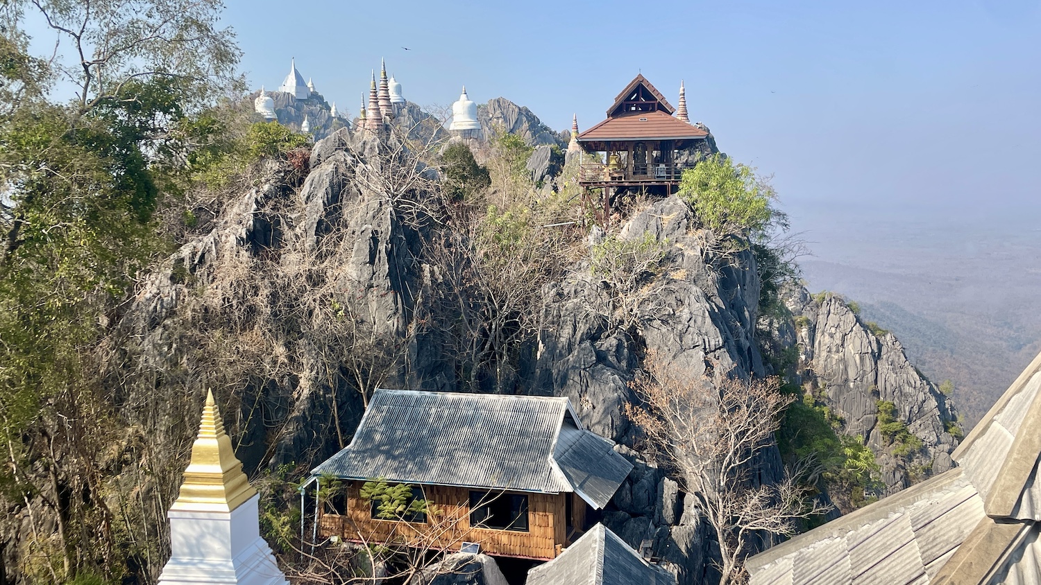 Niet ver van Lampang vind je het Wat Phra Phutthabat Sutthawat tempelcomplex bovenop een berg. Het is een flinke klim, maar die is het absoluut waard!
