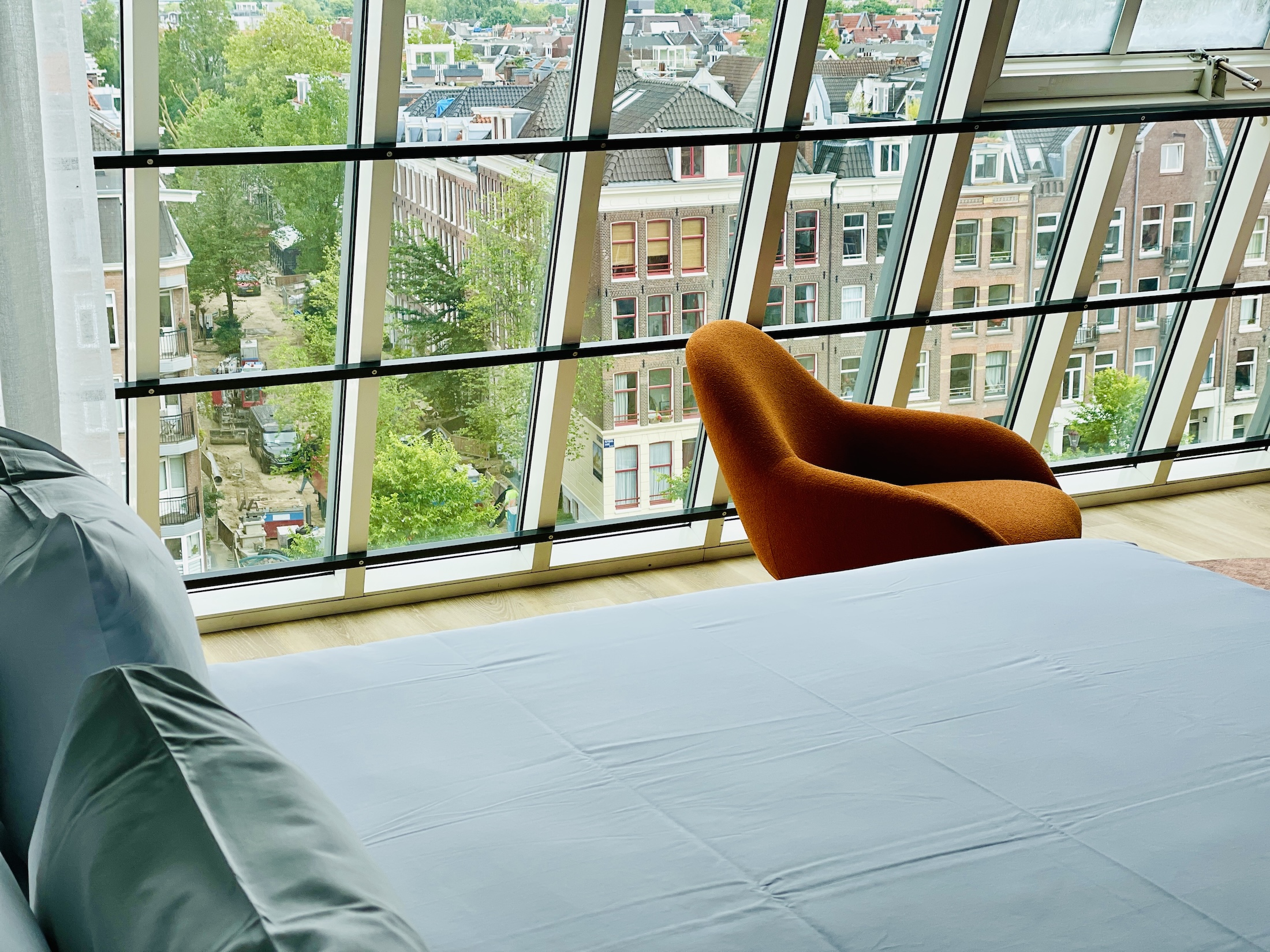 Het panoramische uitzicht van de Superior kamer in het Avani Amsterdam hotel