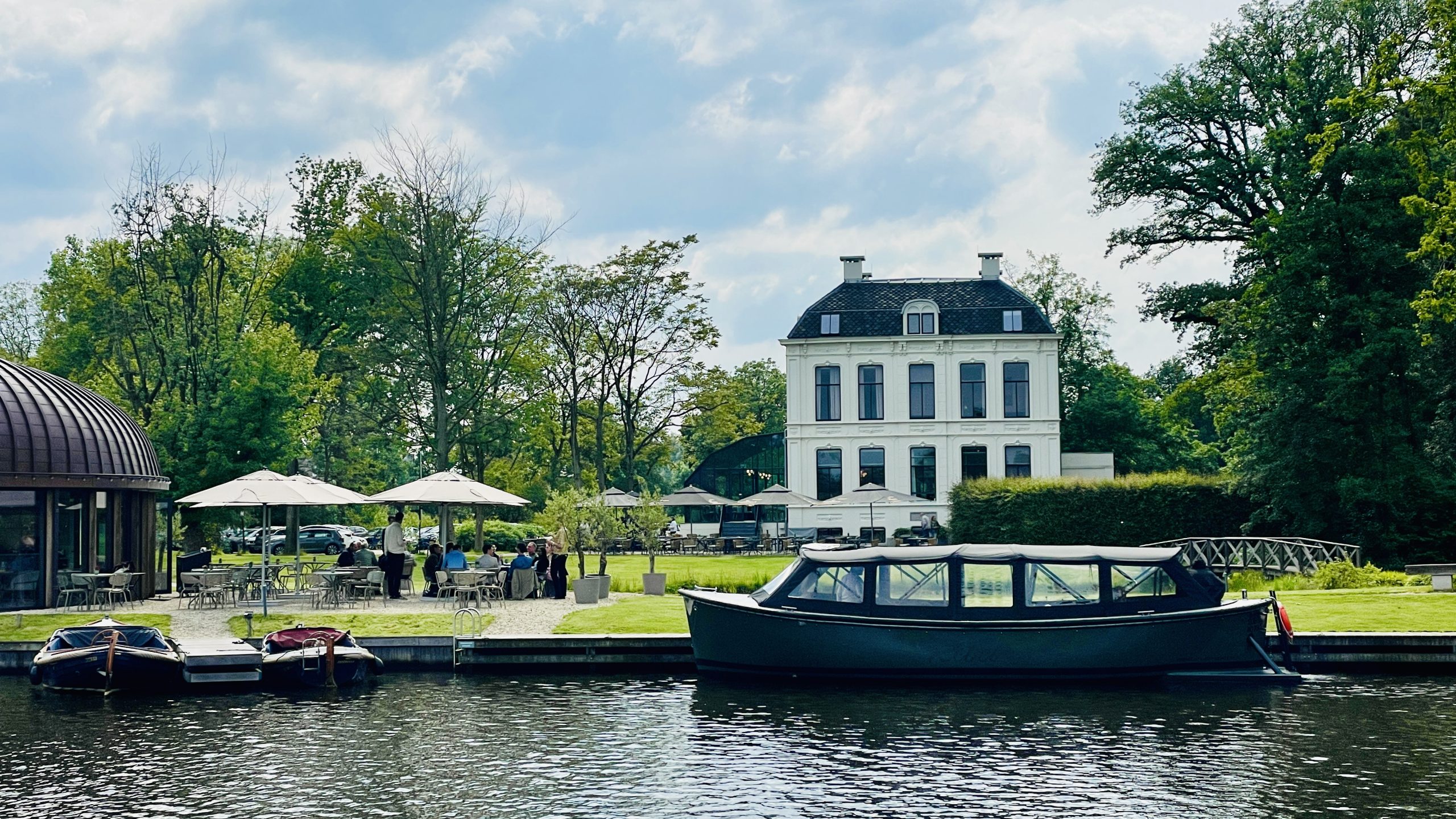 Flora Batava met links het theehuis en terras