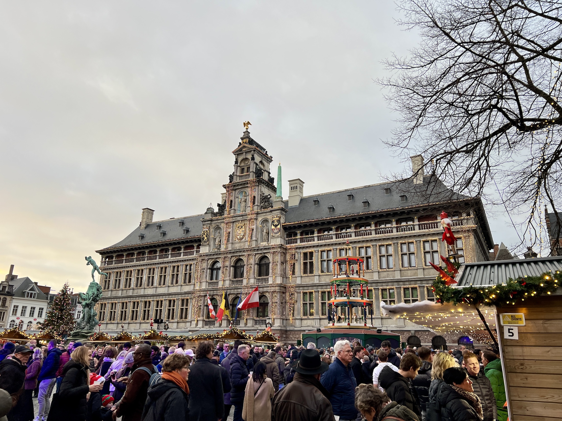 Gezelligheid tijdens de kerstdagen op de Grote Markt in Antwerpen