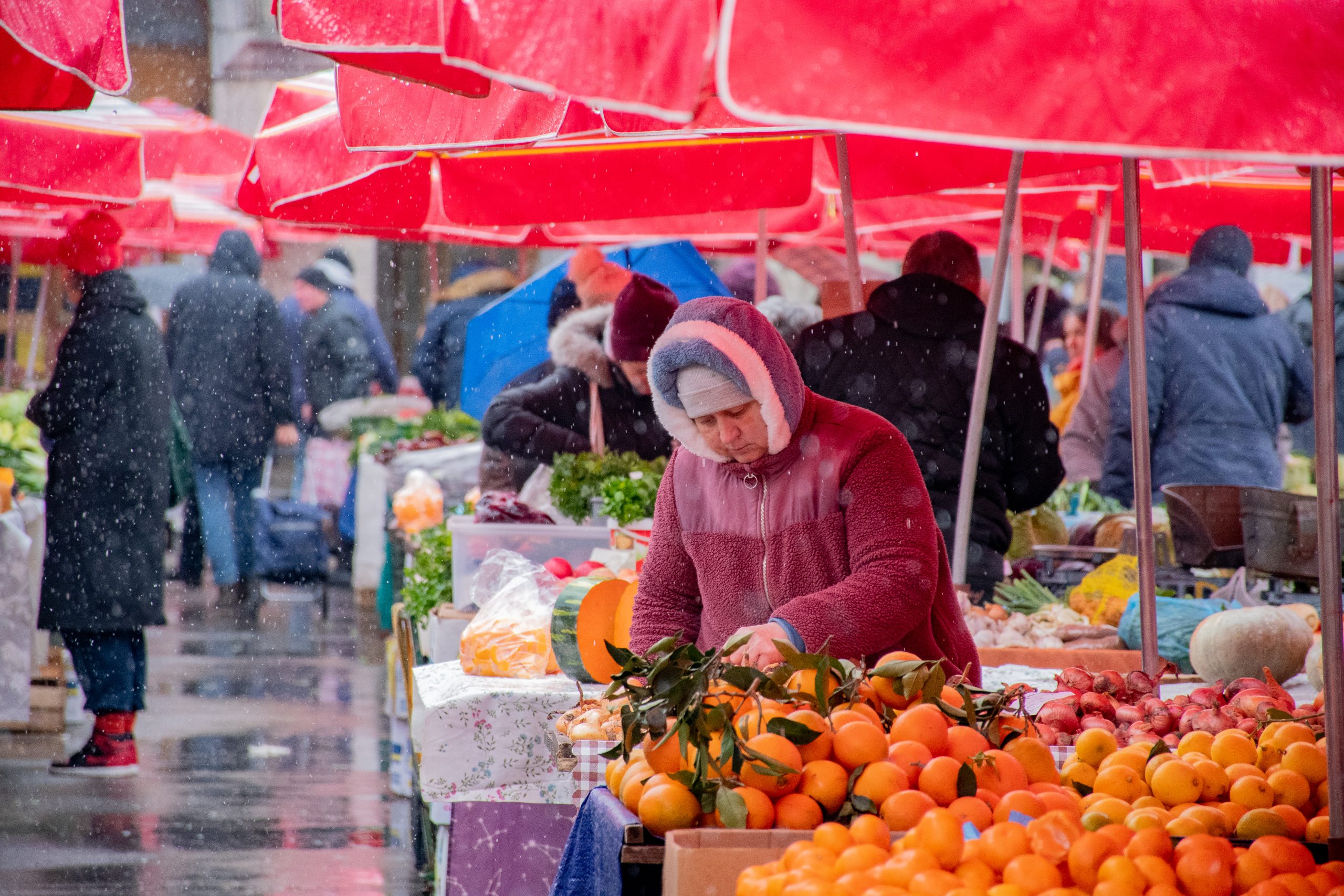 Locals ontmoeten elkaar op de Dolac-markt, heerlijk om over deze markt te struinen