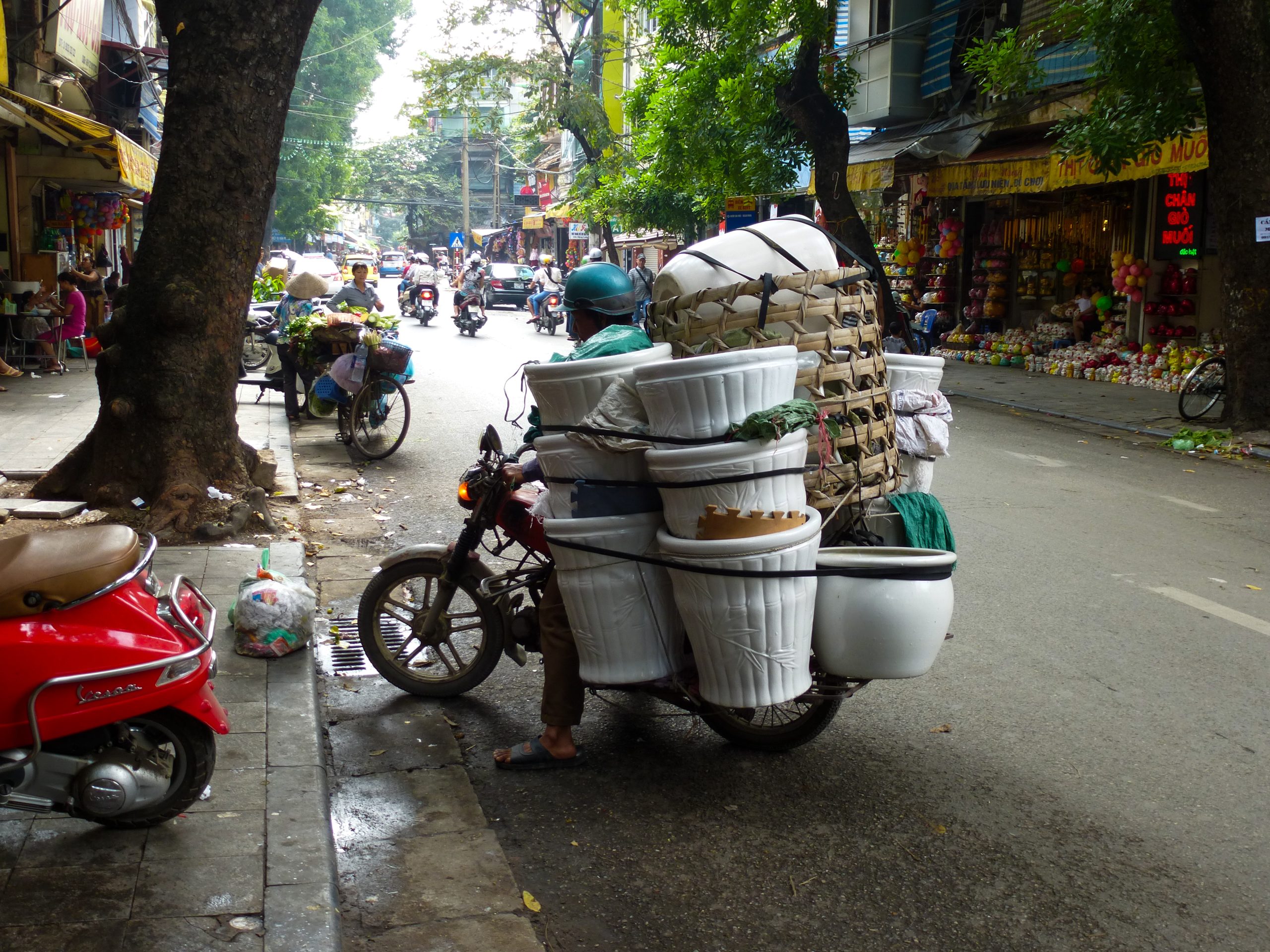 Gewoon een van de vele scooters in Hanoi. Je kunt er altijd meer mee vervoeren dan je denkt!