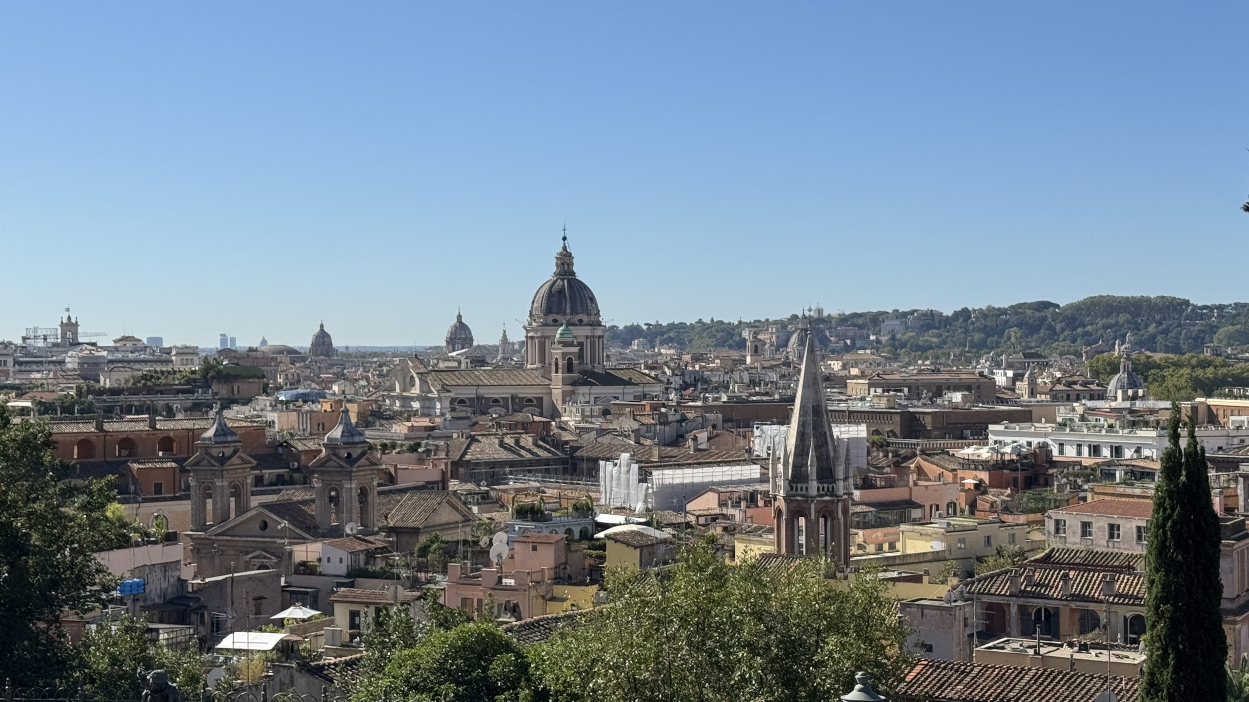 Uitzicht op Rome vanaf een van de uitkijkpunten in Villa Borghese.