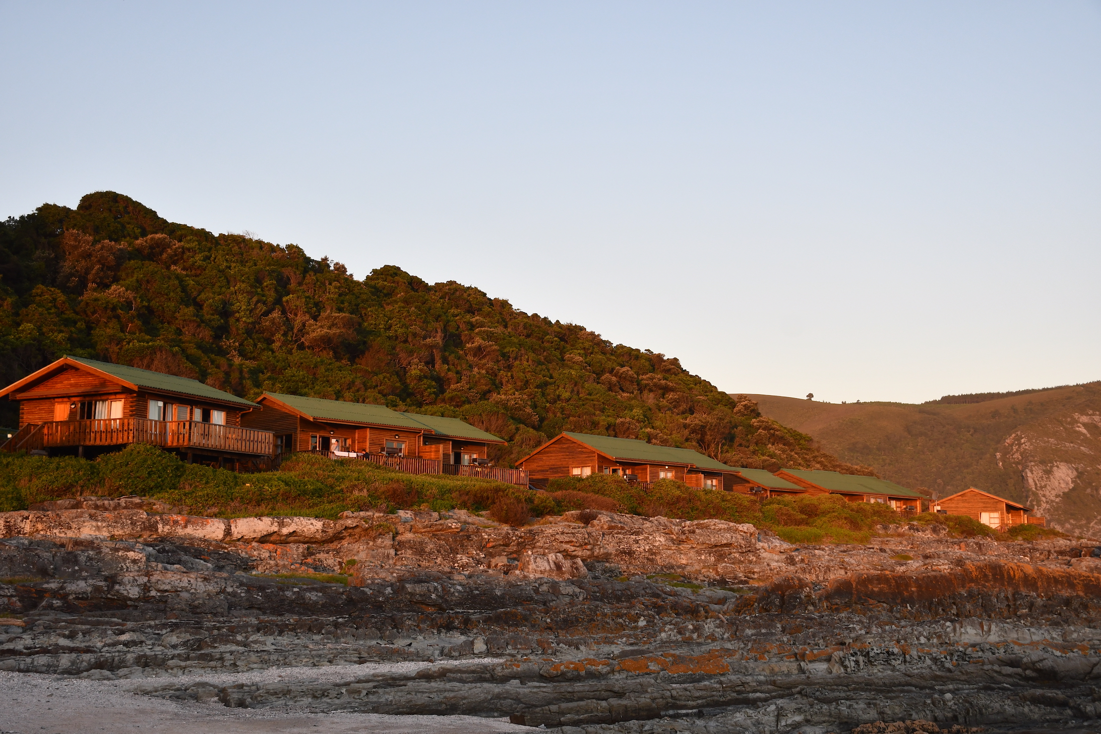 De plek van deze houten chalets is echt fan-tas-tisch