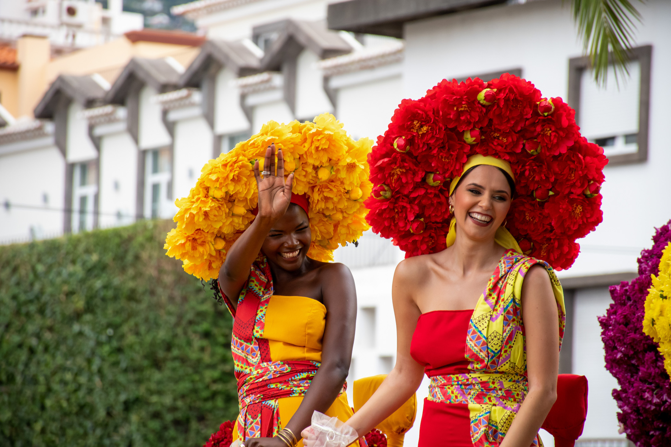 Families en vriendengroepen trekken de mooiste kleding aan voor de parade