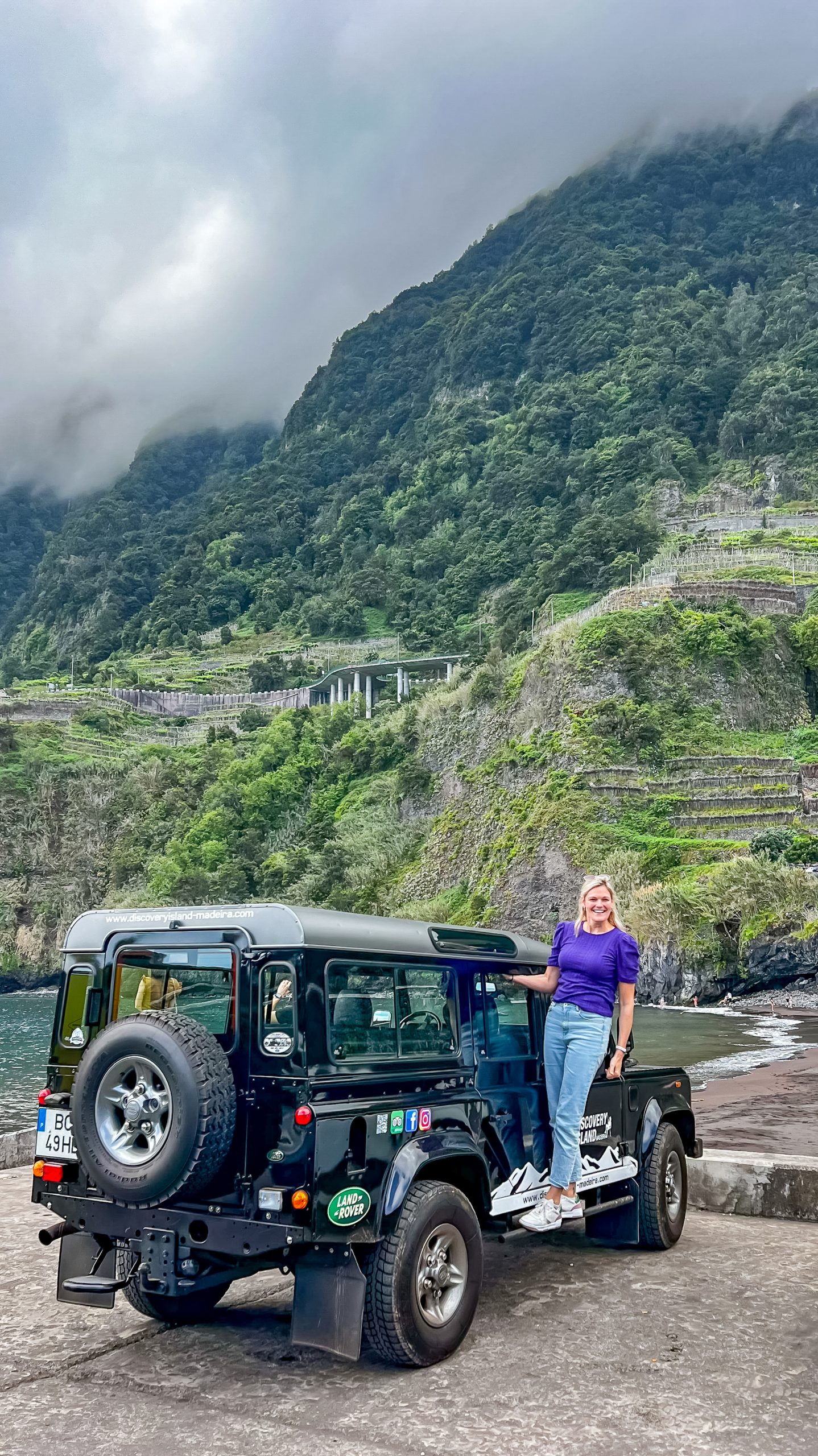 Met deze toffe auto gaan we op off-road tour het eiland over!