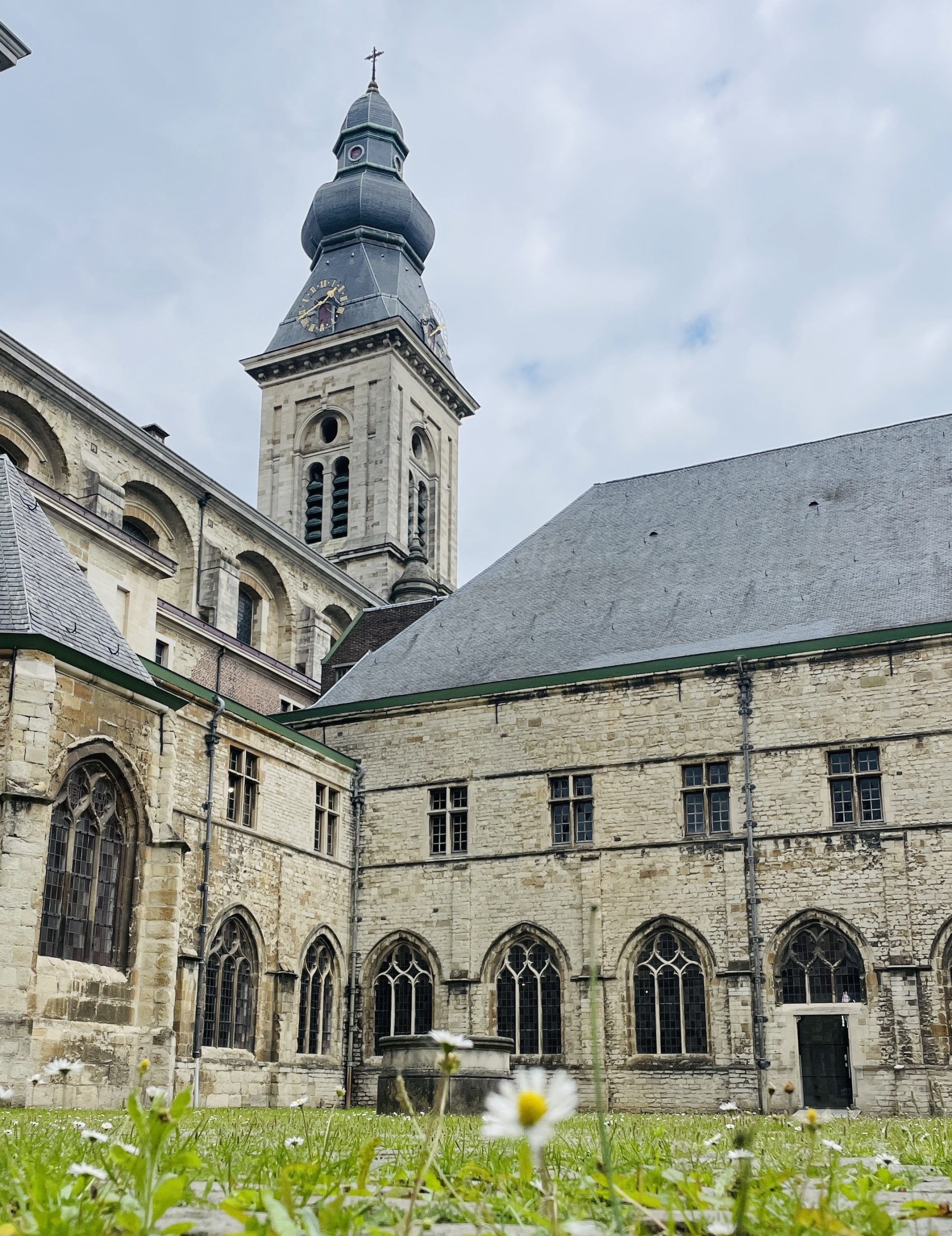 De binnenplaats van de mooie en goed bewaard gebleven Sint-Pietersabdij