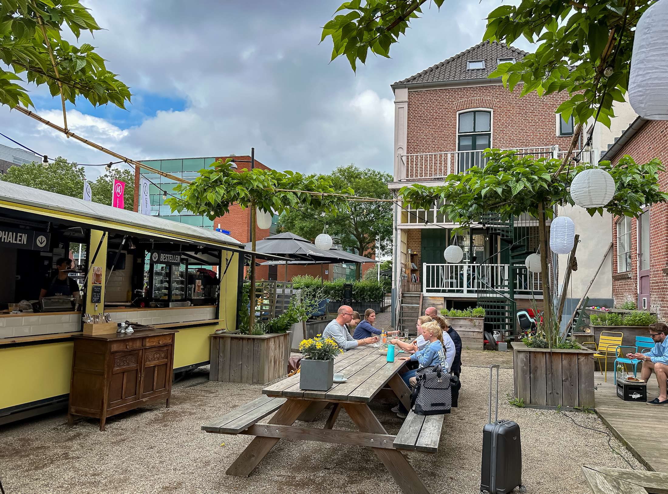 De gezellige stadstuin van het hotel is een heerlijke plek voor een hapje en een drankje