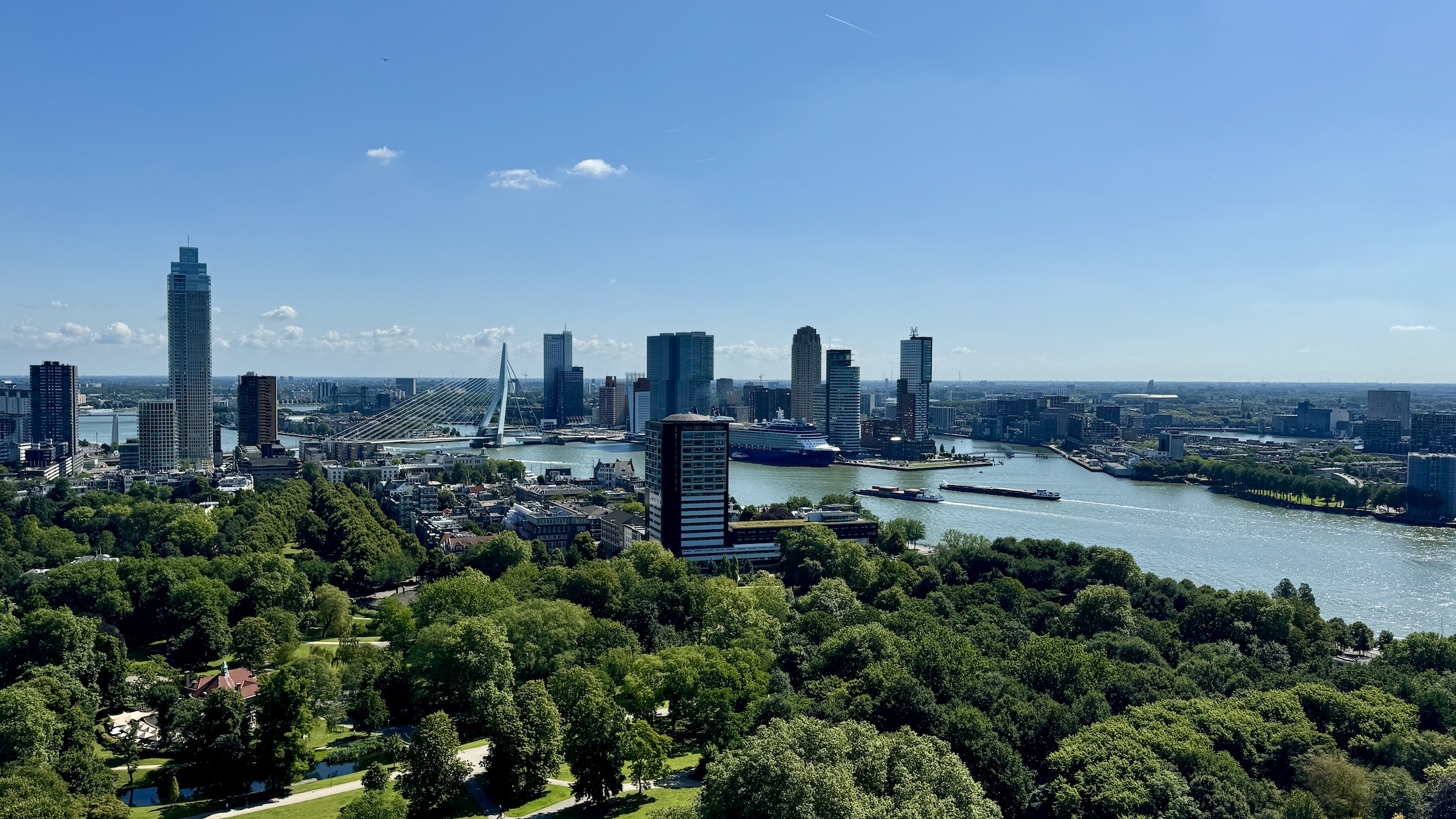 Je kunt het hele platform rondwandelen en genieten van het uitzicht op Rotterdam, de havens en in de verte zelfs de kust en steden als Delft en Den Haag (bij helder weer)!