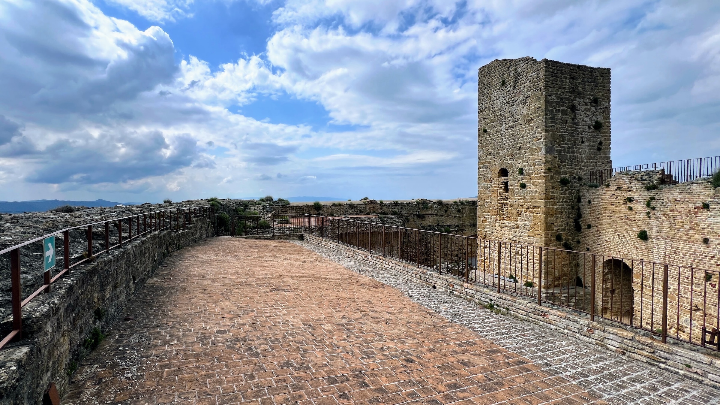 Bovenop Rocca Sillana heb je uitzicht over de gehele regio