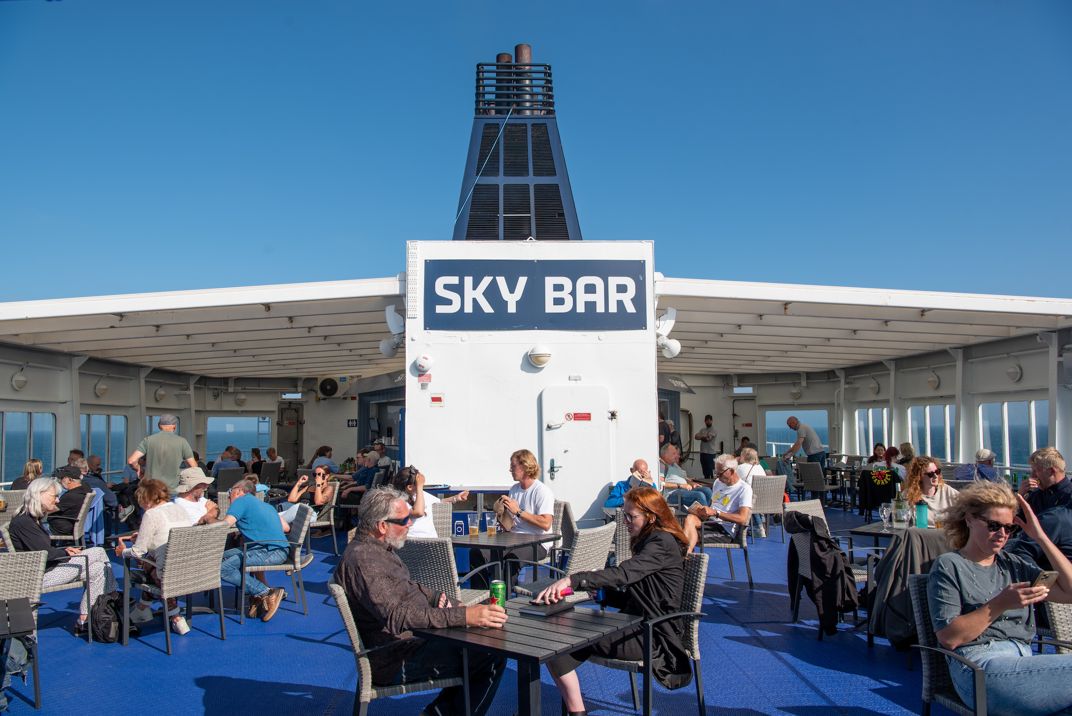 De beste plek aan boord: met je gezicht in de zon op het terras van de Sky Bar