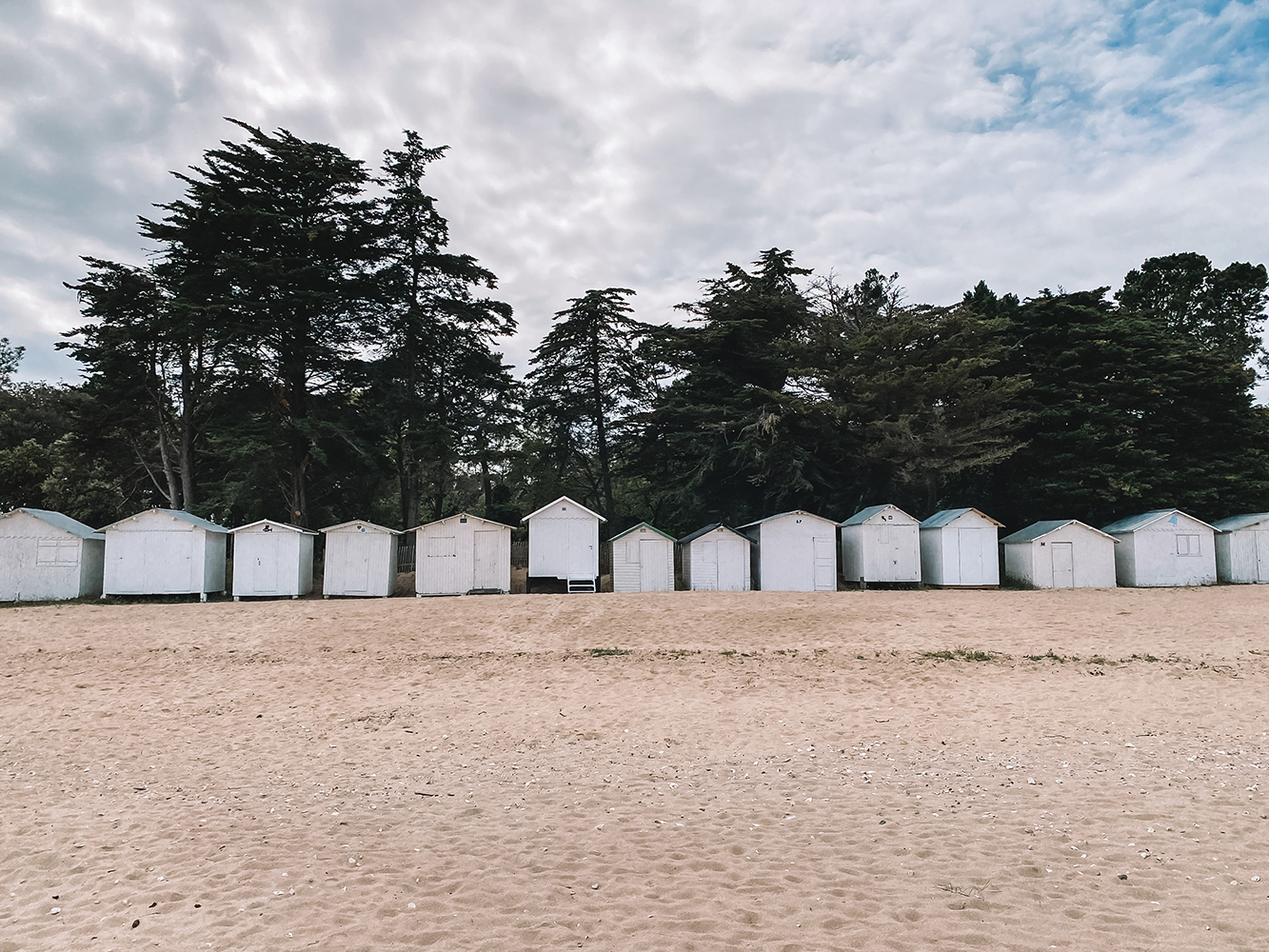 Strandhuisjes op Plage des Sableaux.