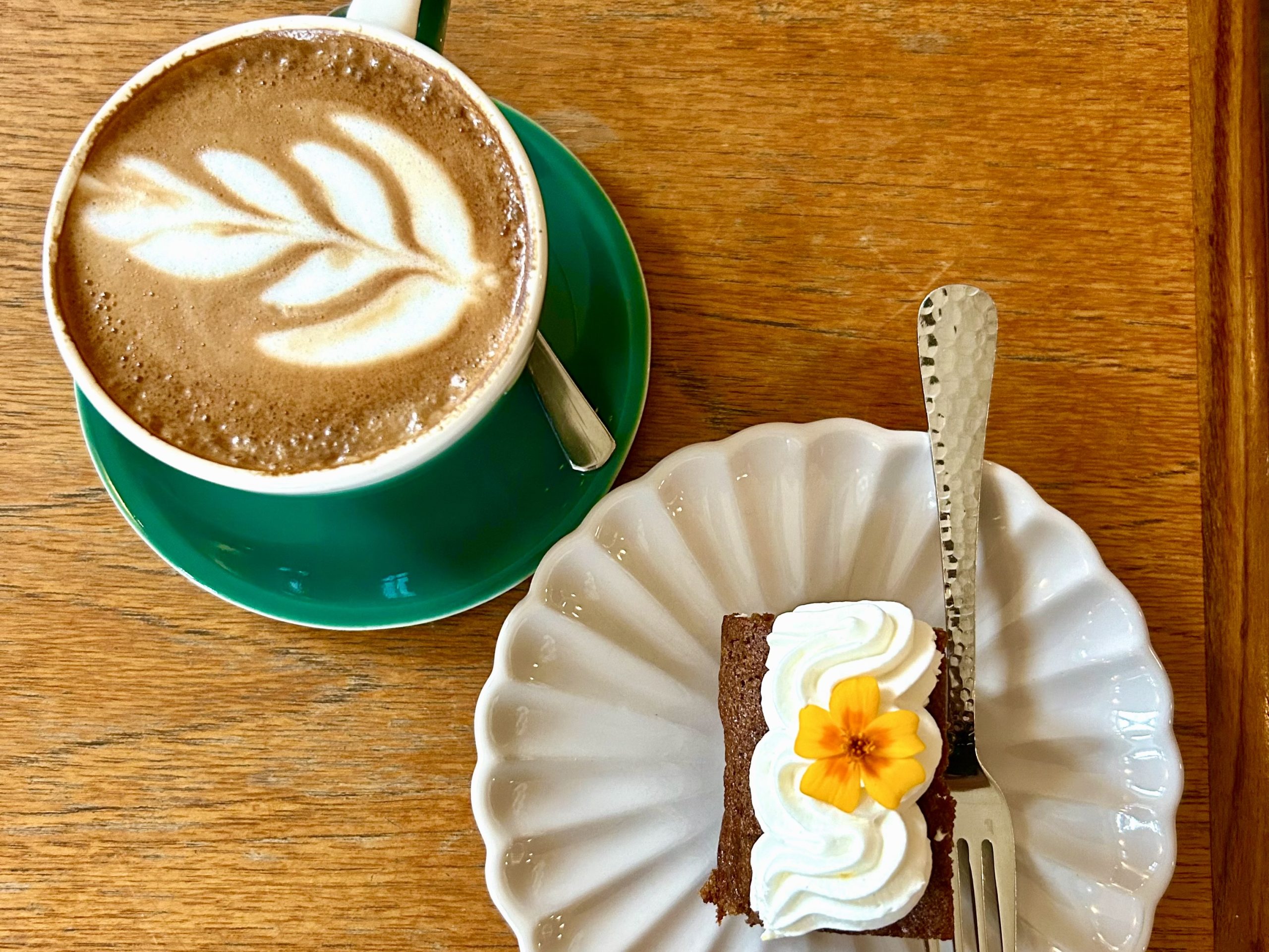 Cappuccino en een taartje, alstublieft.