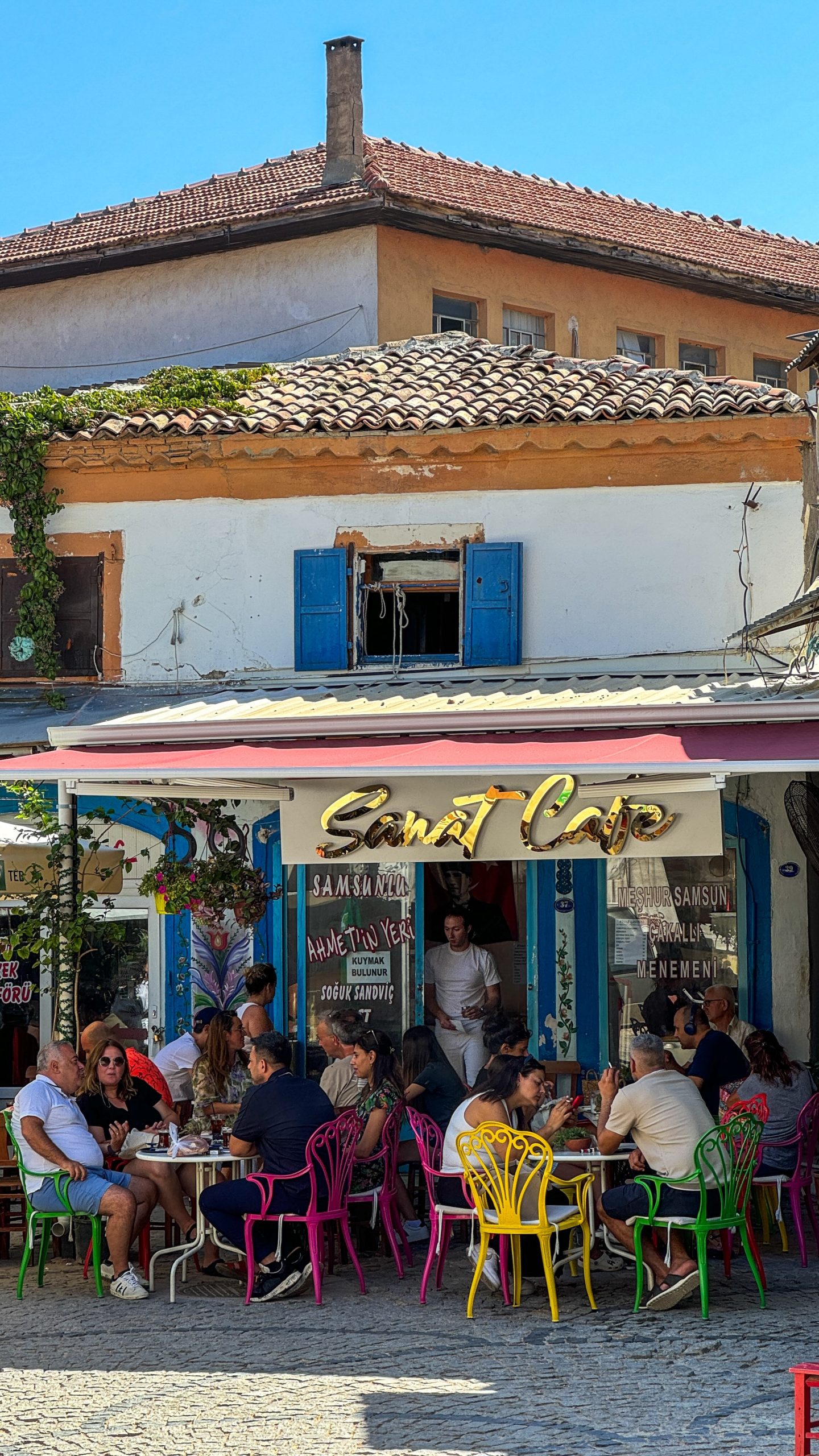 In de pittoreske stadjes op het schiereiland Çesme kun je urenlang ronddwalen. Of lekker neerploffen op een terras, zoals hier in Urla.