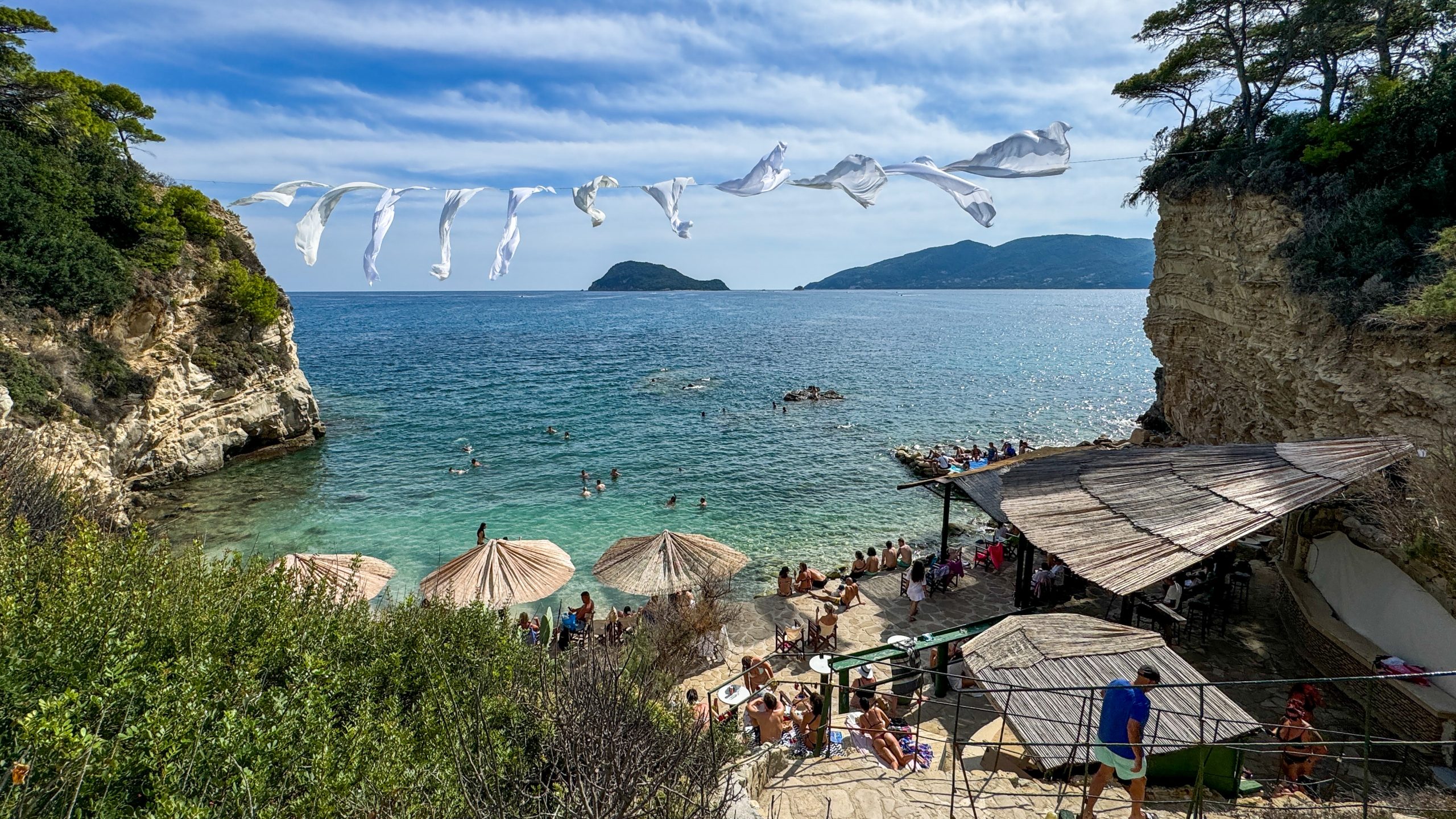 Het drukke maar sfeervolle strand van Cameo Island.