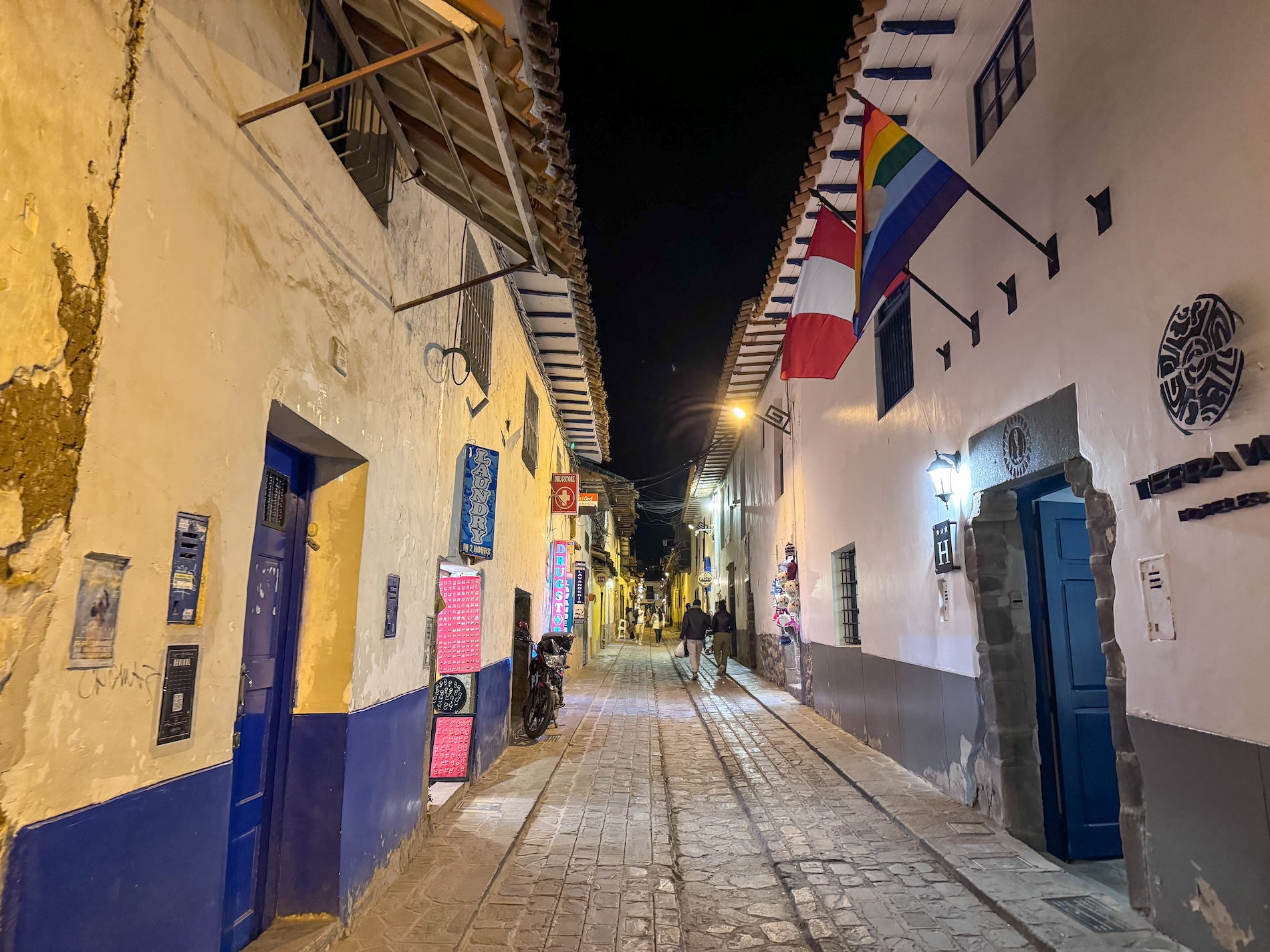 De sfeervolle straatjes van Cusco in de avond