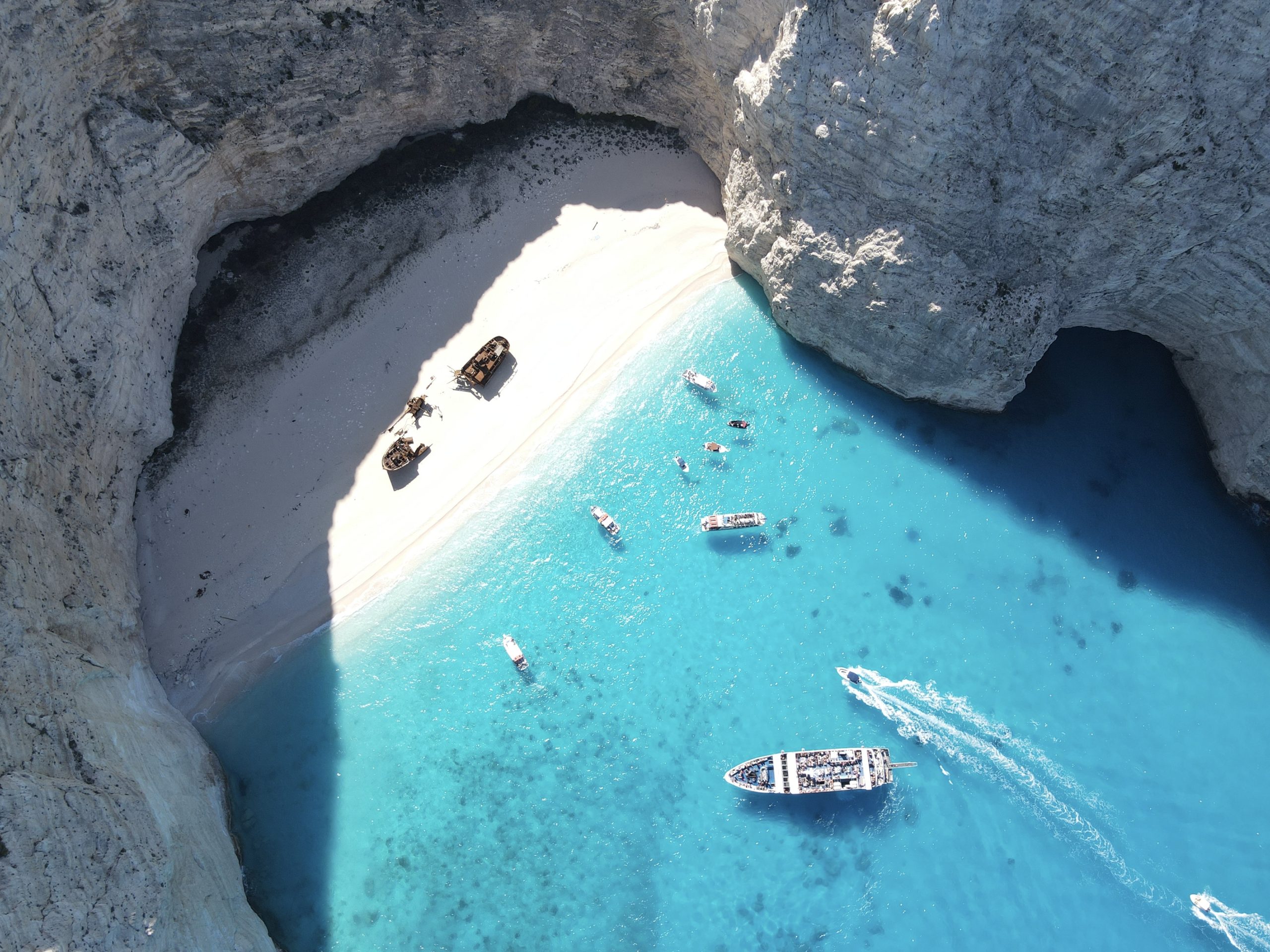 Het bijzondere Navagio (shipwreck) beach van bovenaf.