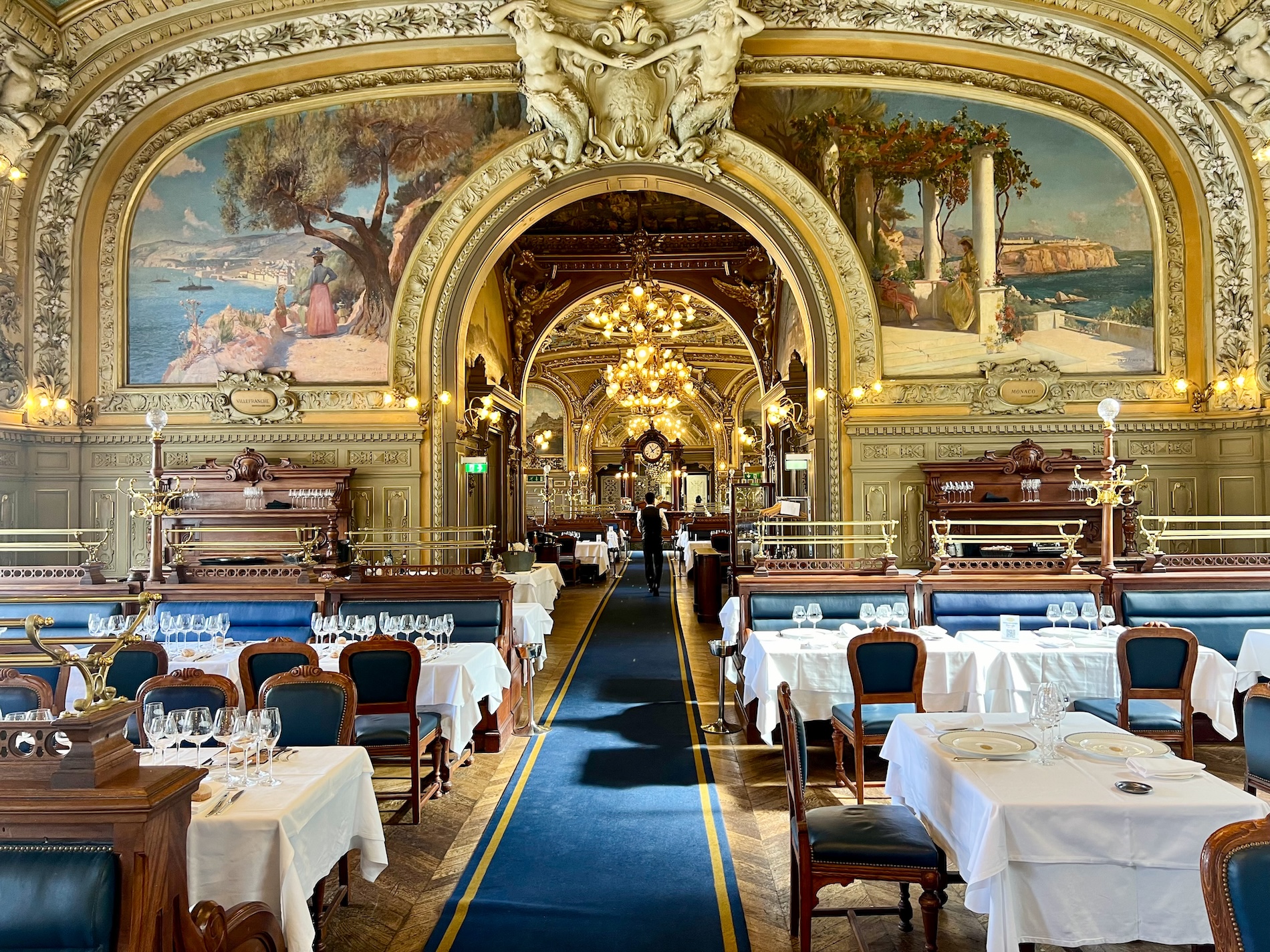 Restaurant Le Train Bleu, waar een kop koffie als snel 12 euro