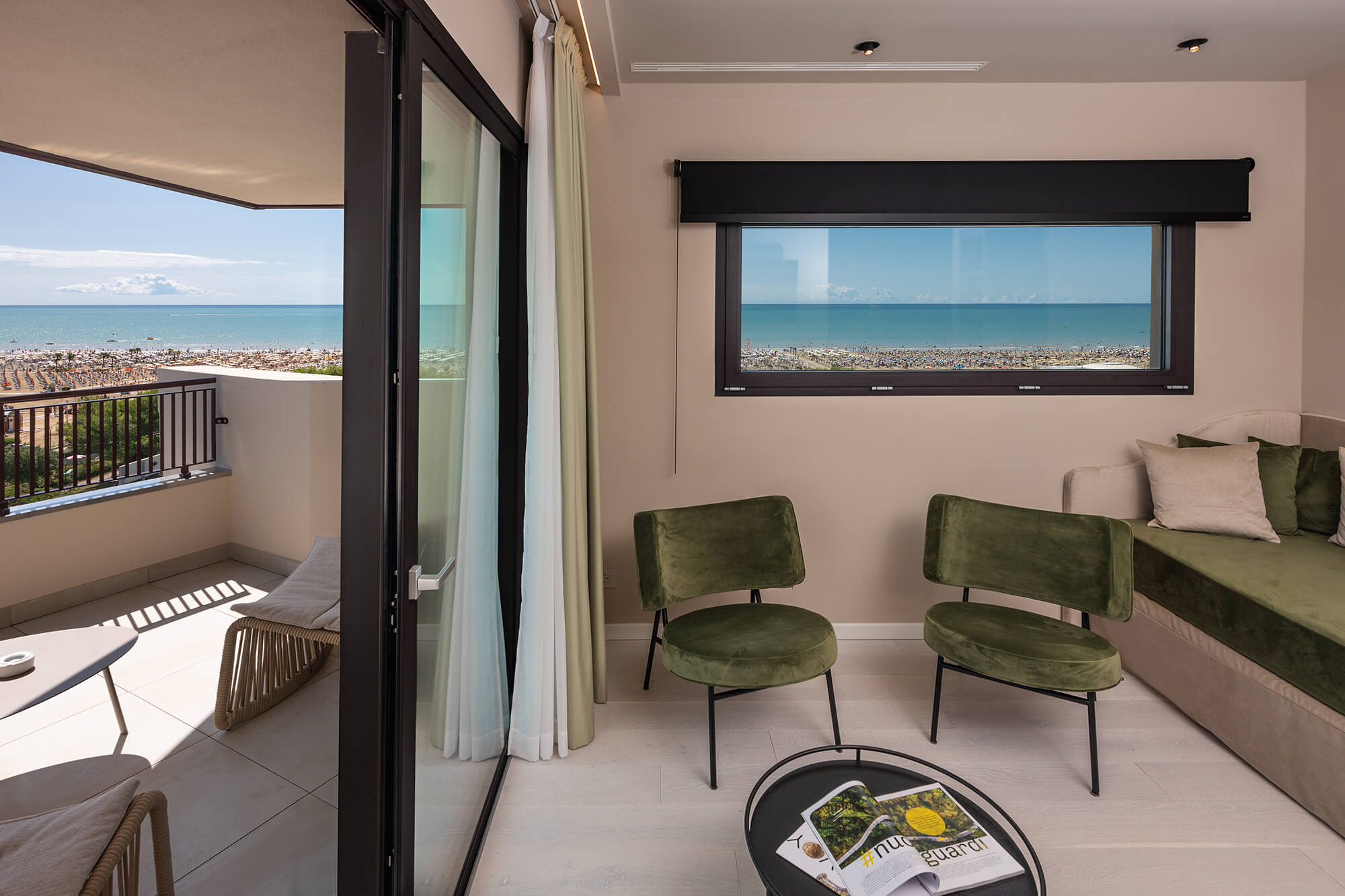 De suite heeft een enorm balkon met uitzicht op de Adriatische Zee en Bibione Spiaggia.