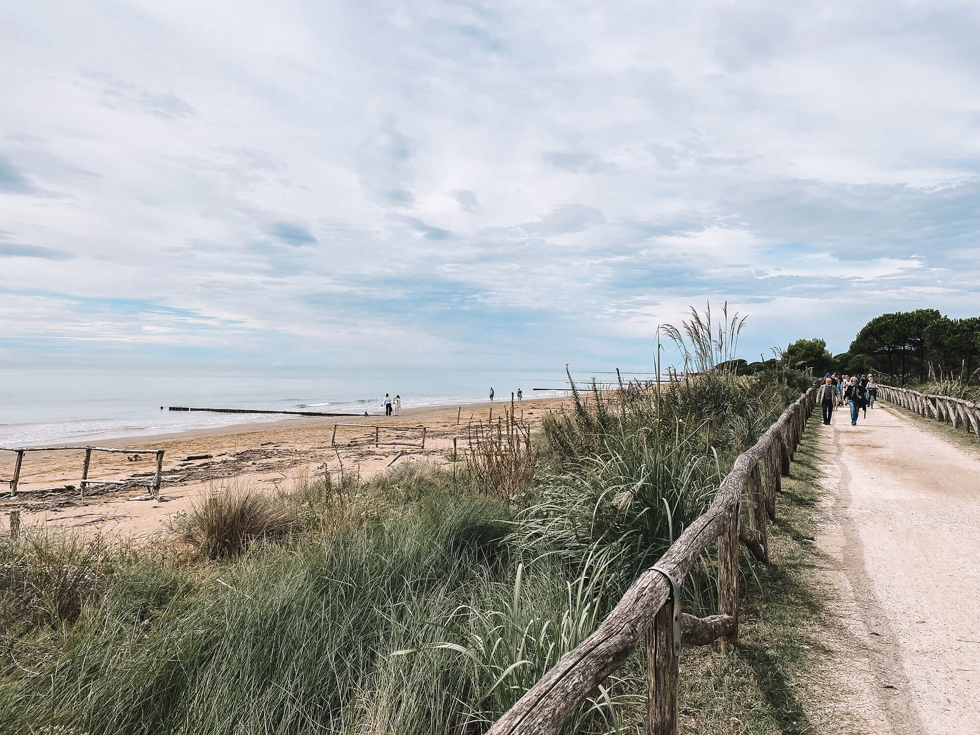 Langs de boulevard en stranden in Bibione kun je heerlijke wandelen en fietsen.