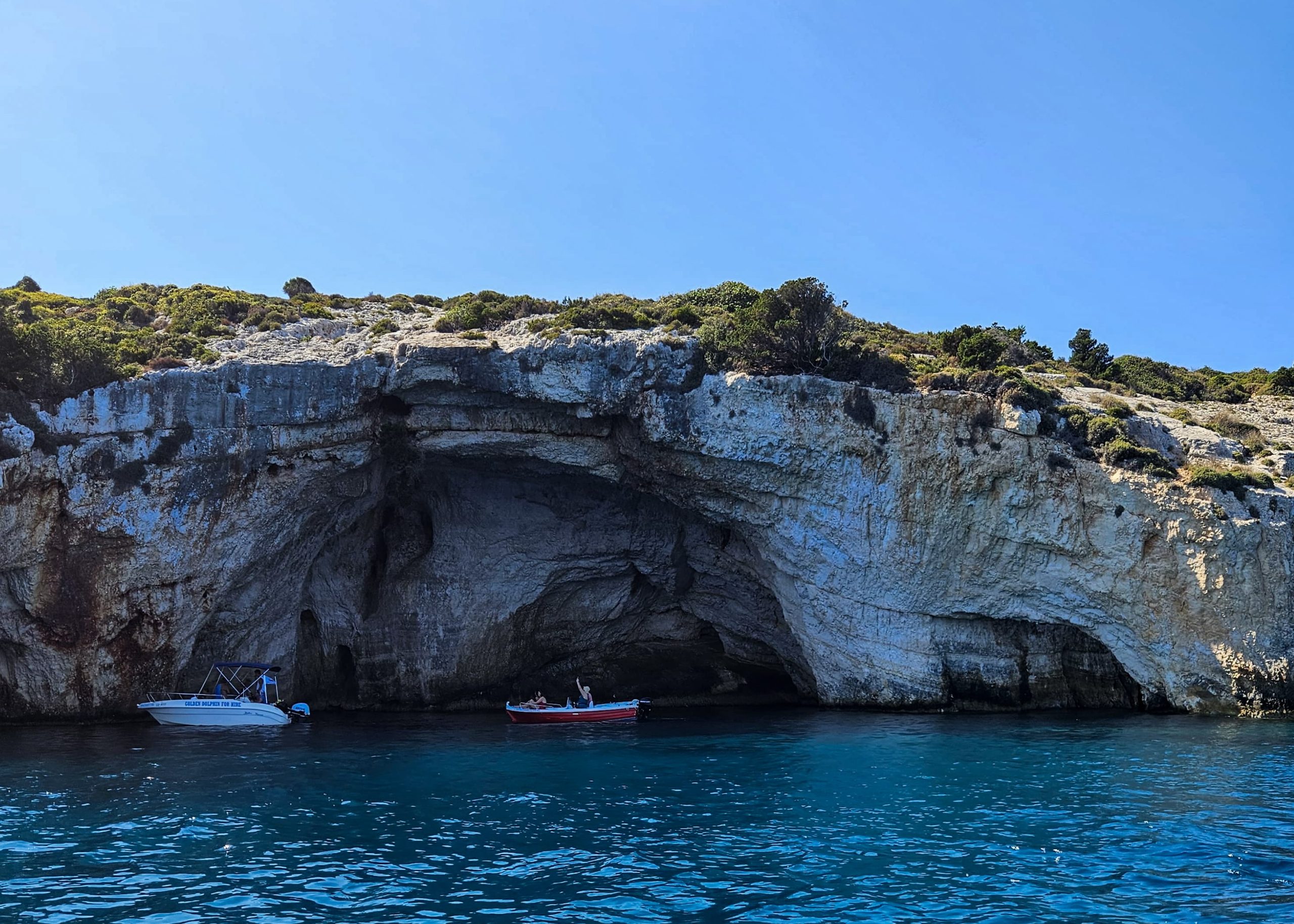 Met je eigen bootjes langs de kliffen en blue caves varen: doen!