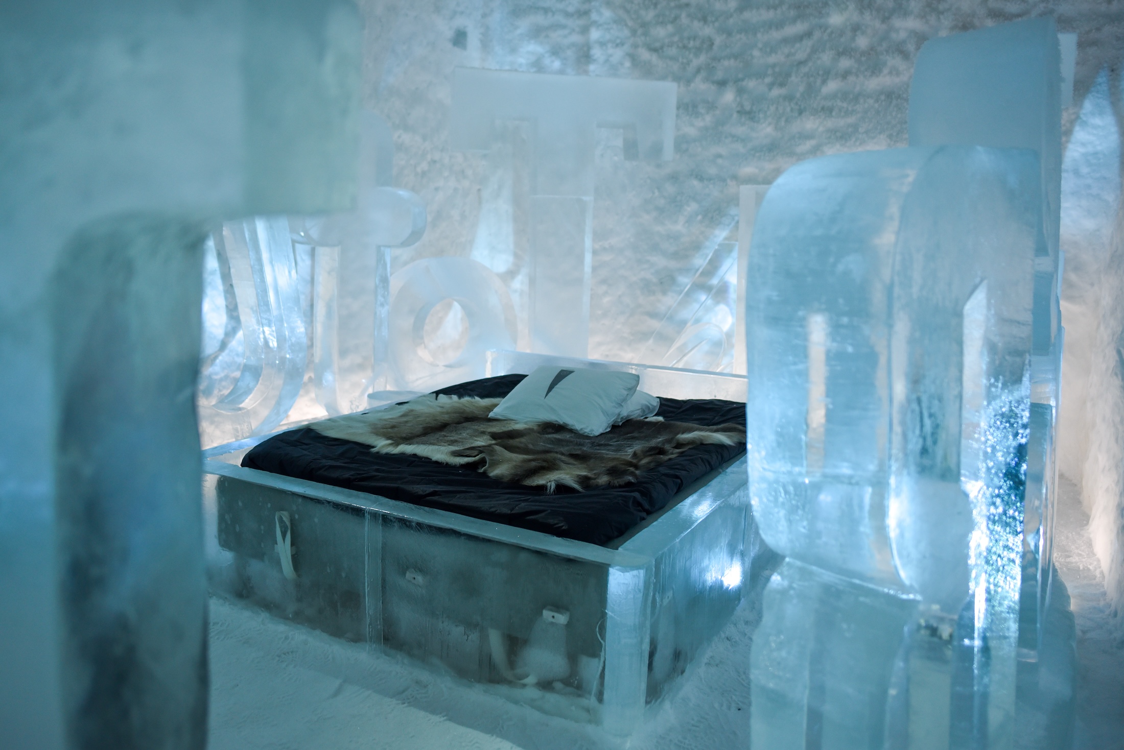 Of slaap een nacht op een bed van ijs in het Ice Hotel