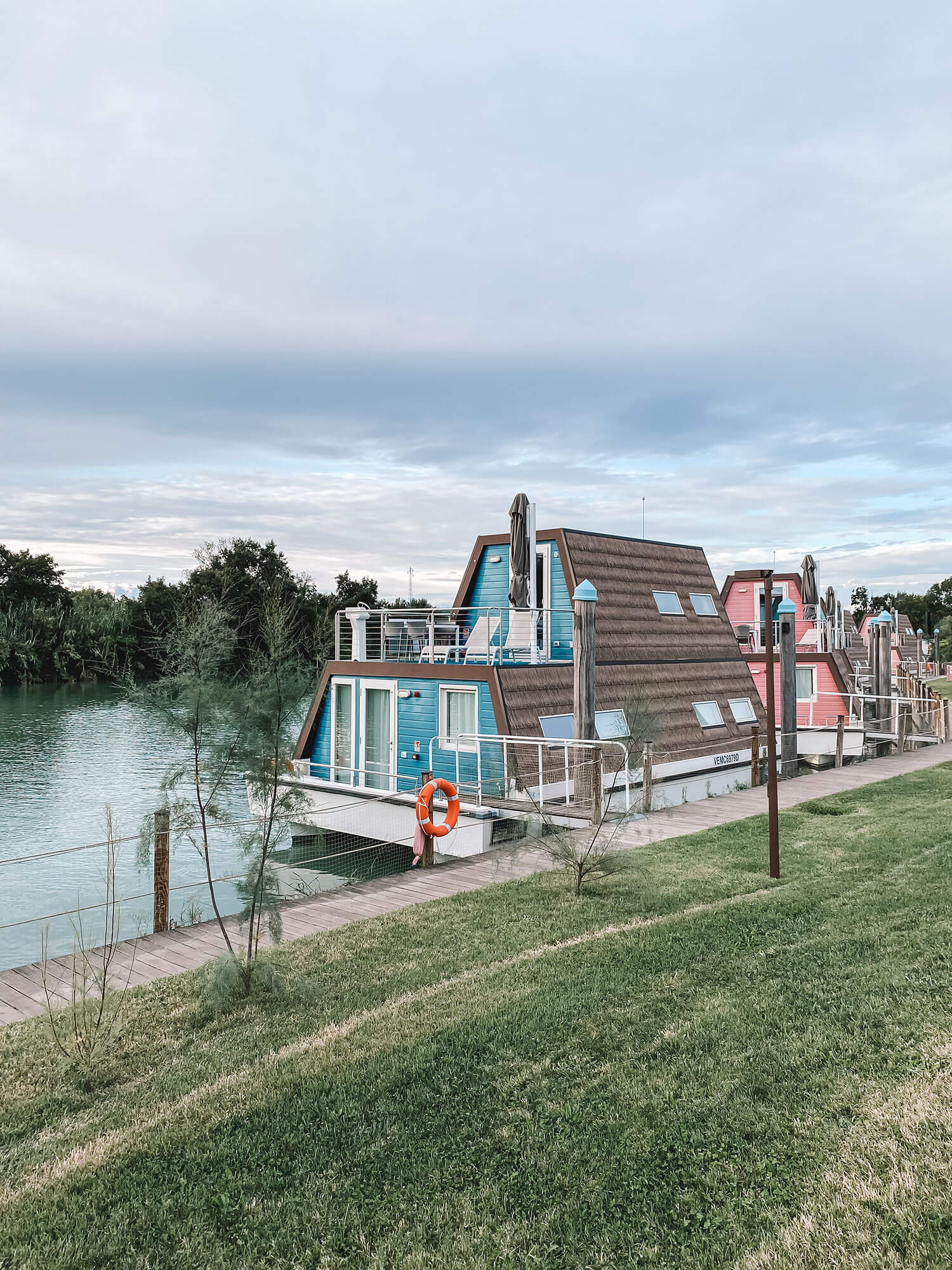 De huisjes van het Marina Azzura Resort zijn deels geïnspireerd op casoni, typische rietgedekte visserhuisjes in de regio.