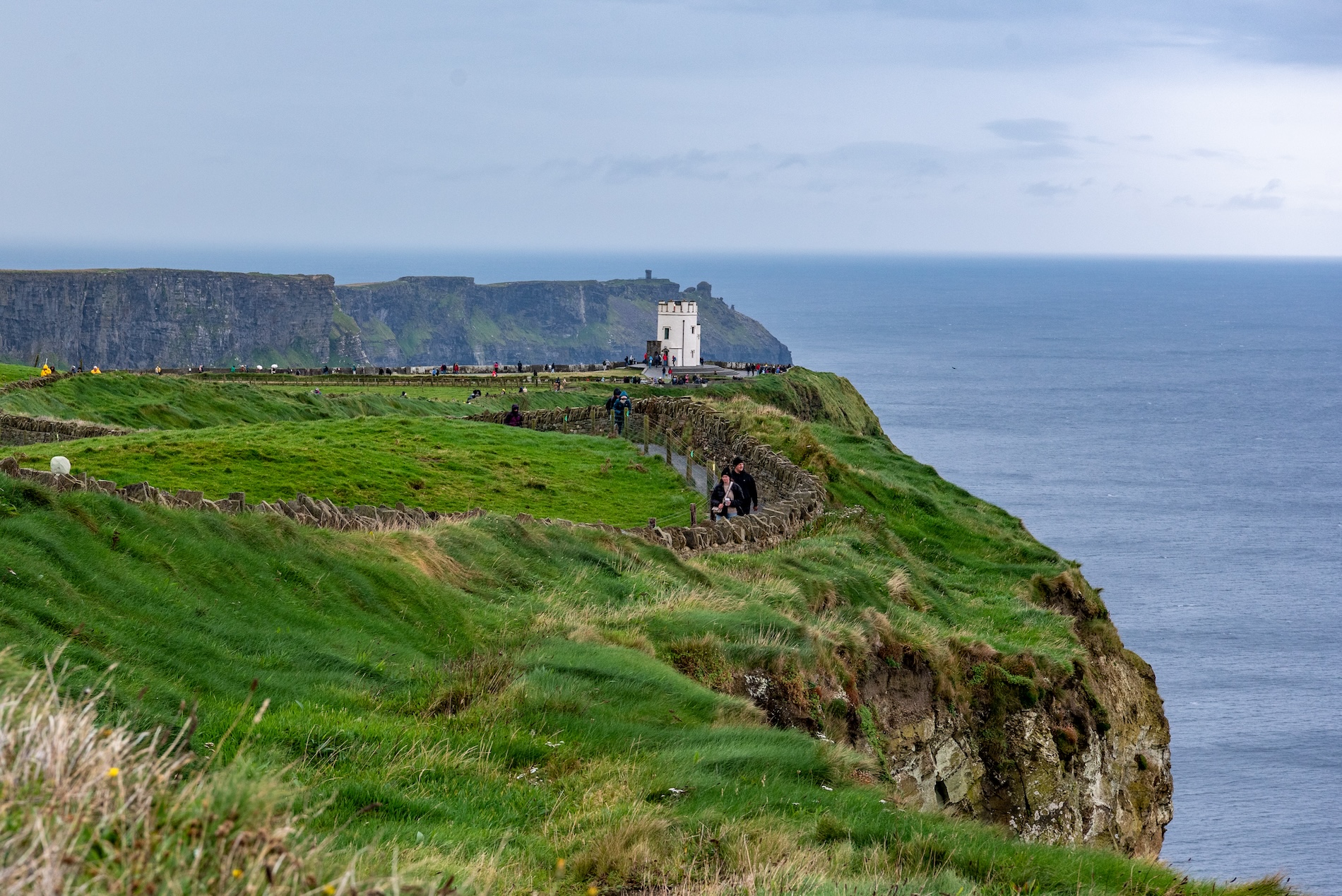 Doe een Cliff Walk langs de kust om van deze spectaculaire plek te genieten