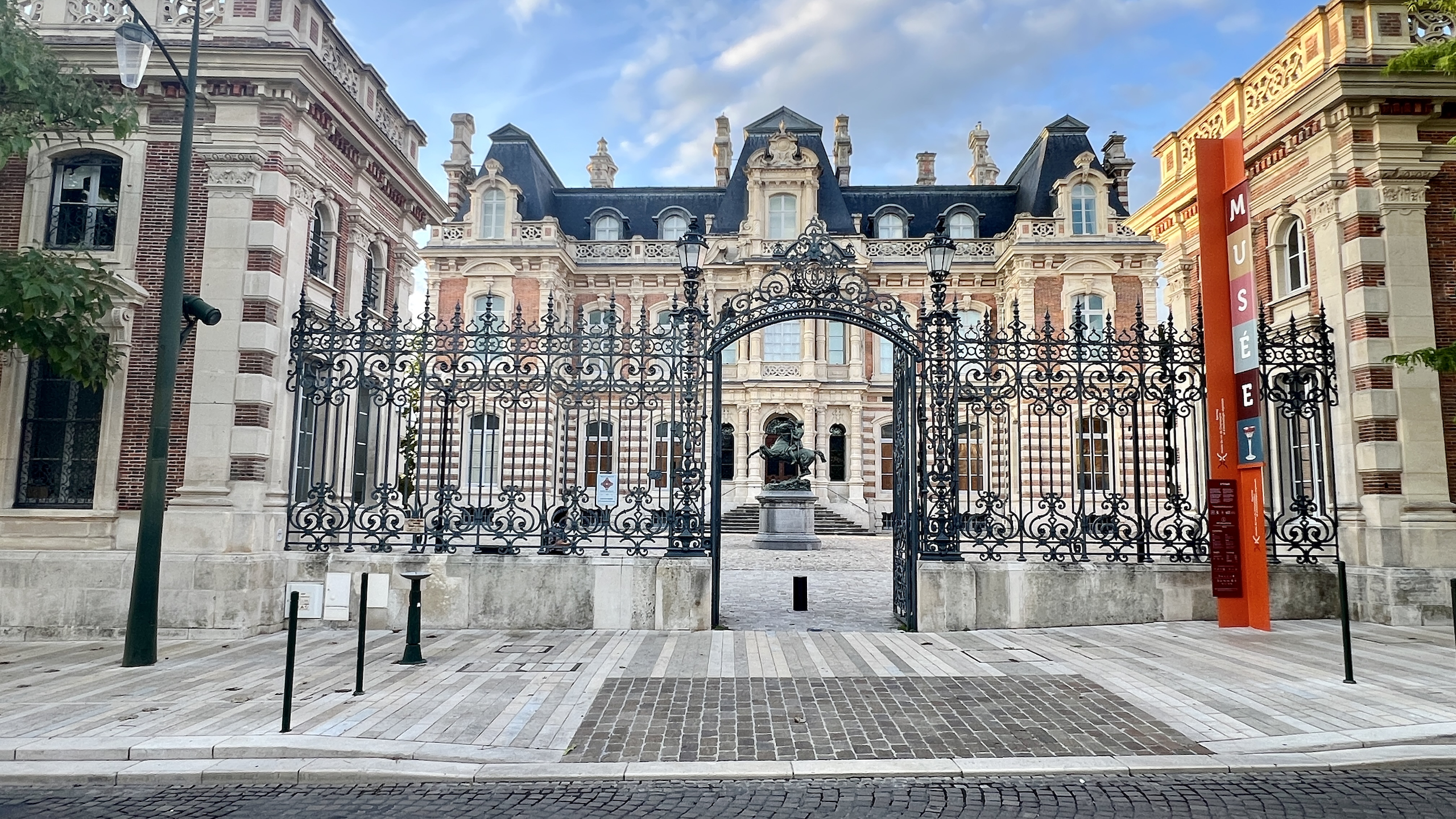 Hiet vind je ook het museum van Epernay, natuurlijk over de champagne ll