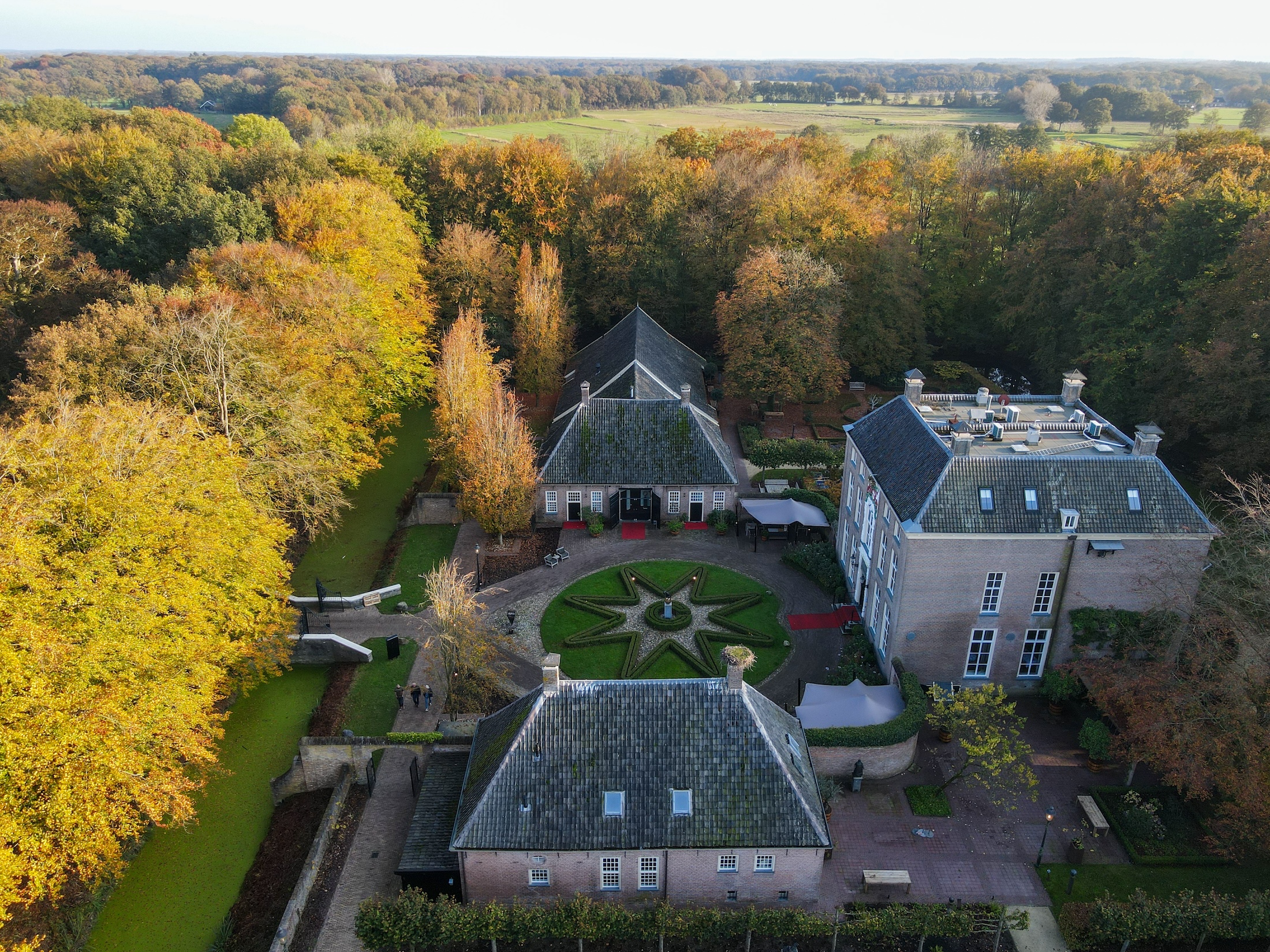 De Havixhorst ligt op een mooie rustige locatie en beschikt over een prachtige kasteeltuin.