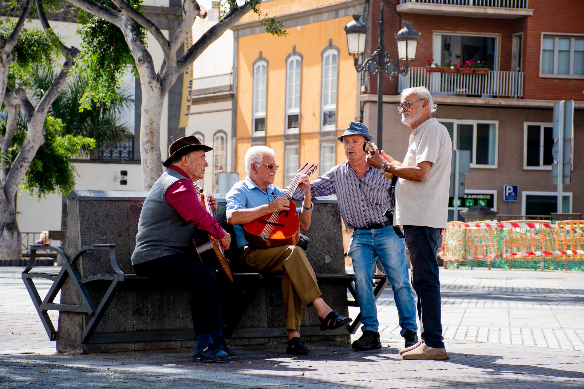 Onze dag werd helemaal gemaakt door deze vier mannen die prachtige lokale muziek aan het maken waren