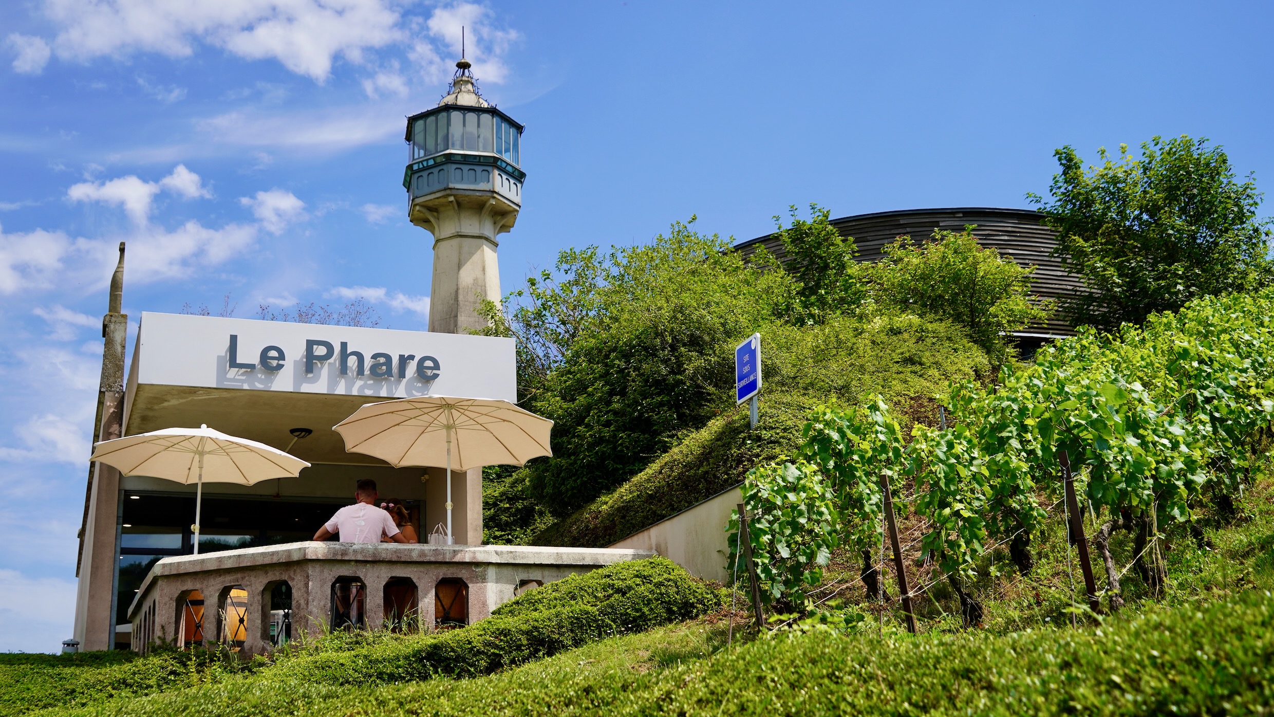 Le Phare, een vuurtoren in een zee van wijnvelden