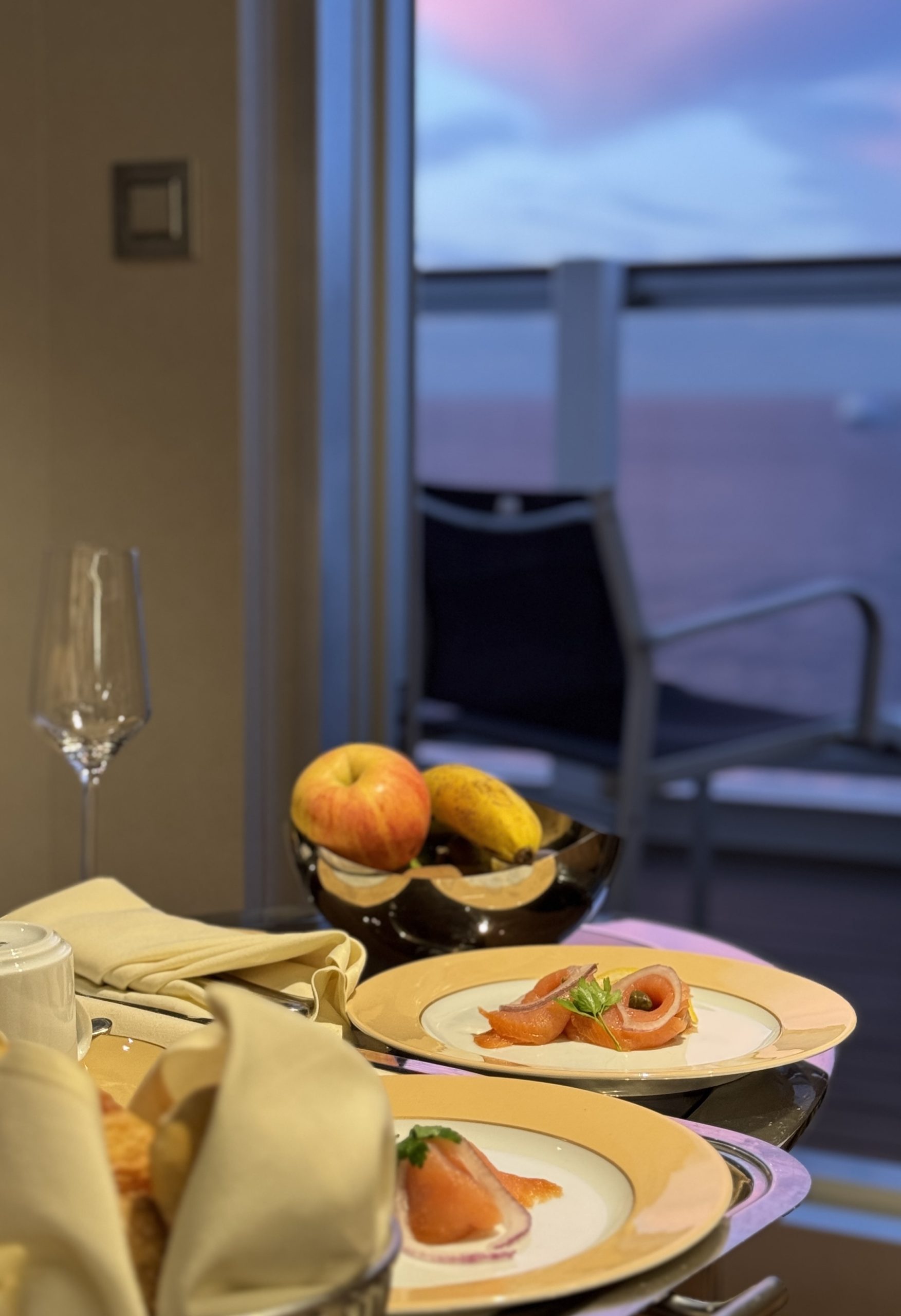 Roomservice: de butler regelt graag ontbijt op de kamer voor je. Pas op, aan deze luxe raak je al snel gewend!