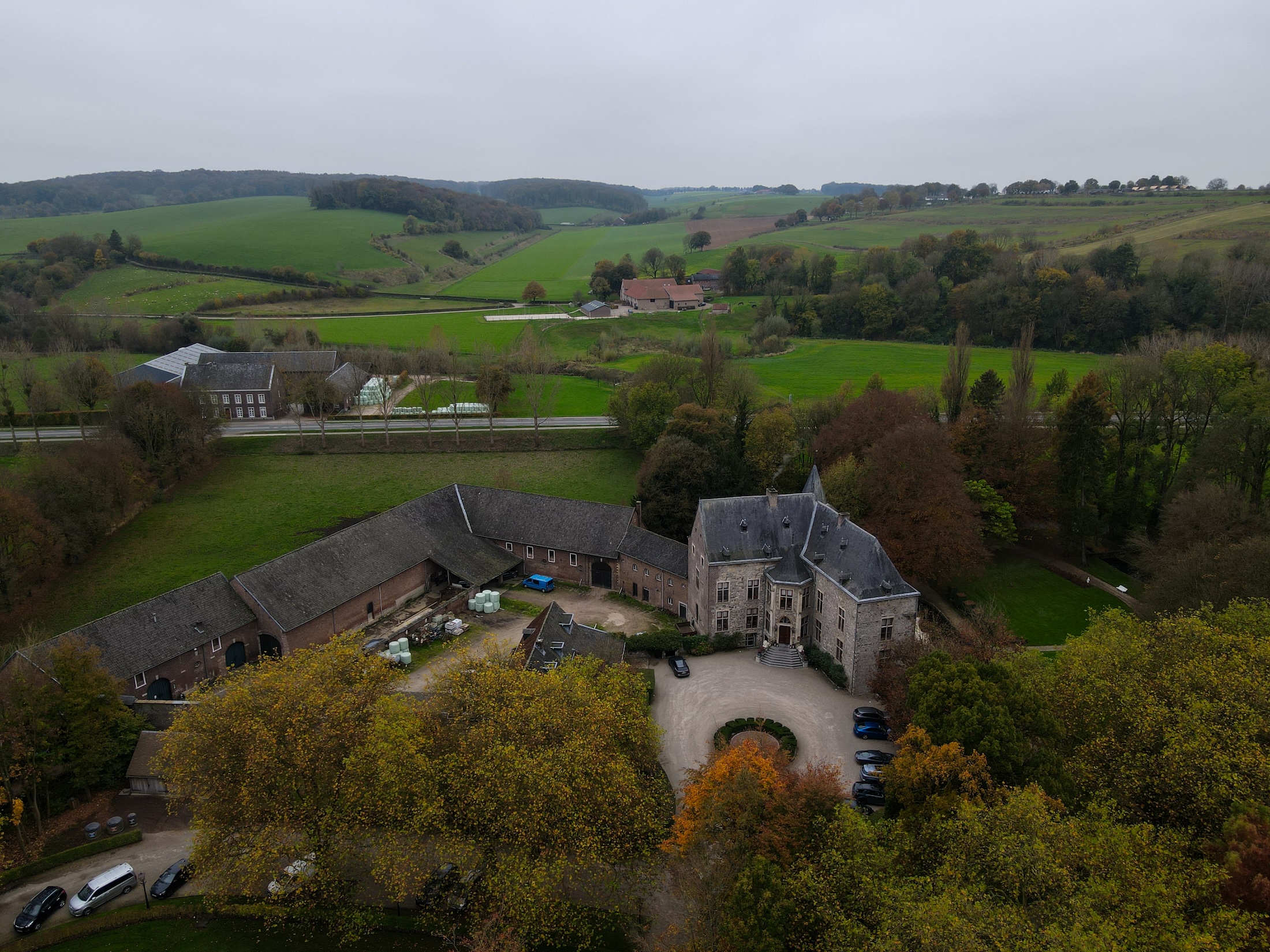 Château Wittem ligt prachtig in de heuvels van Zuid-Limburg.