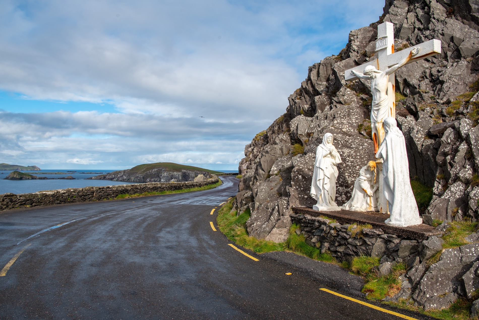 De route is nergens recht: de Slea Head Drive kronkelt langs de kust