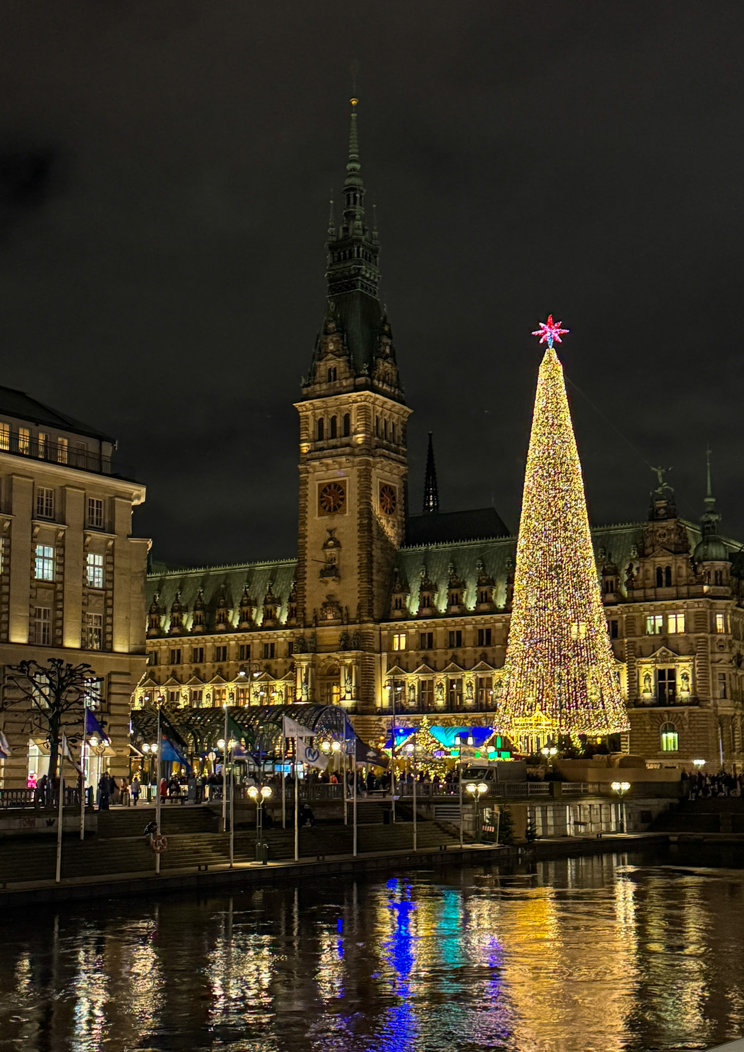 Ook in de avonduren een mooi plaatje: de kerstmarkt bij het stadhuis en de enorme kerstboom.