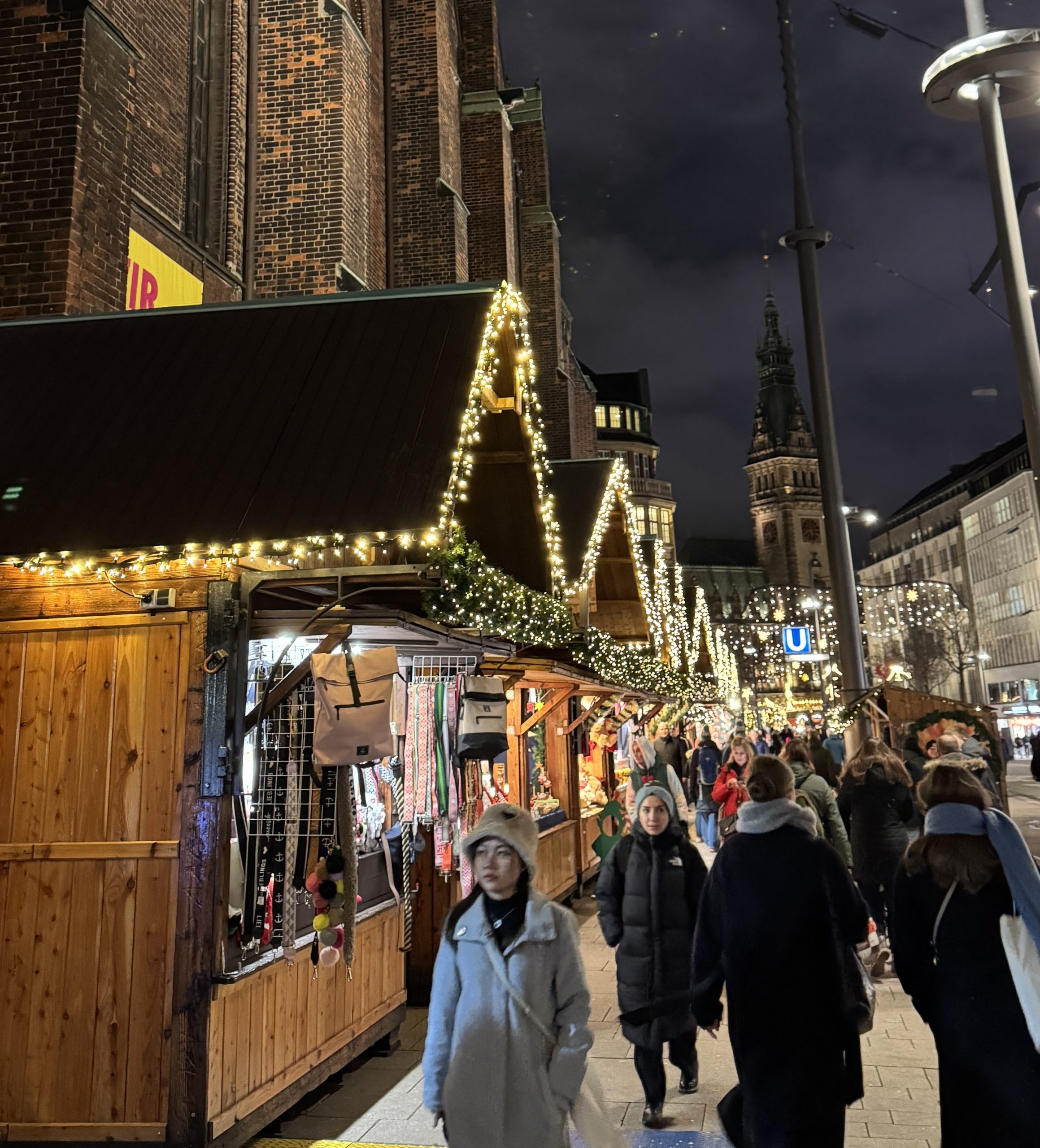 Loop een rondje rondom de kerstmarkt bij de St. Petri kerk.