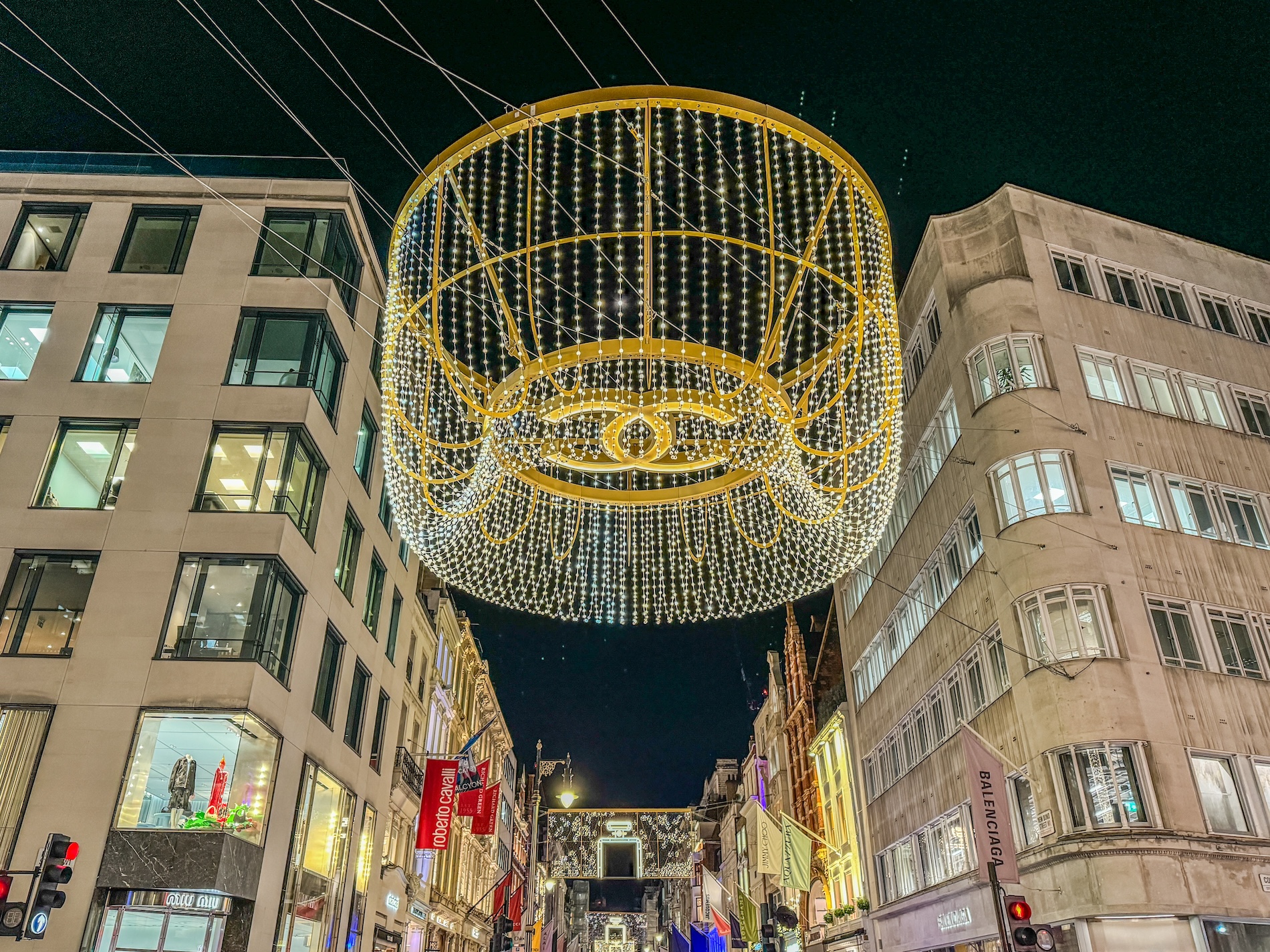 Hoe tof is deze Chanel kerstverlichting in Bond Street?