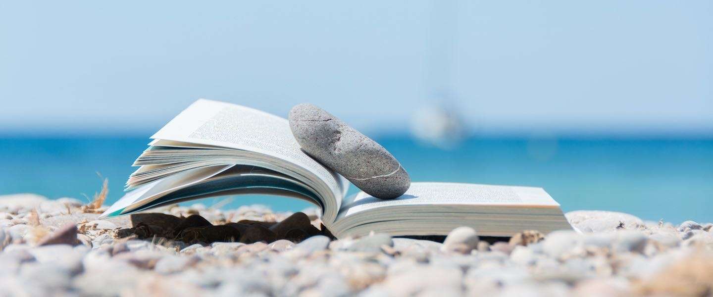 open-geslagen-boek-op-het-strand.jpg
