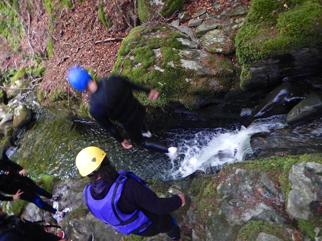 Jumps in de rivier