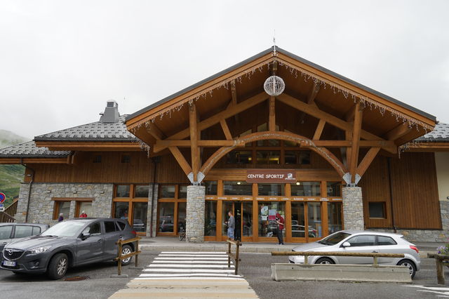 Het Centre Sportiv in het centrum van Les Menuires