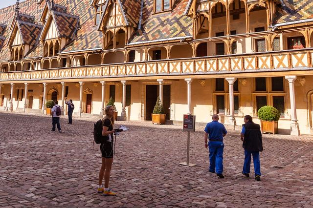 Het binnenplein van Hospices de Beaune