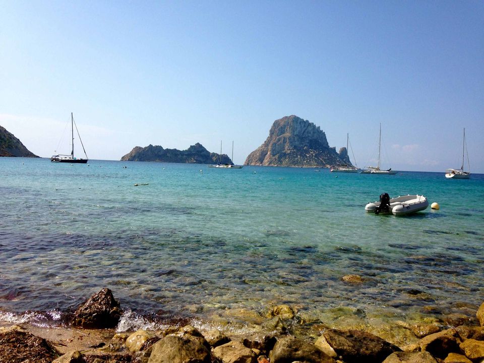 De mysterieuze rots Es Vedra, die je kunt zien vanaf het strandje Cala d`Hort