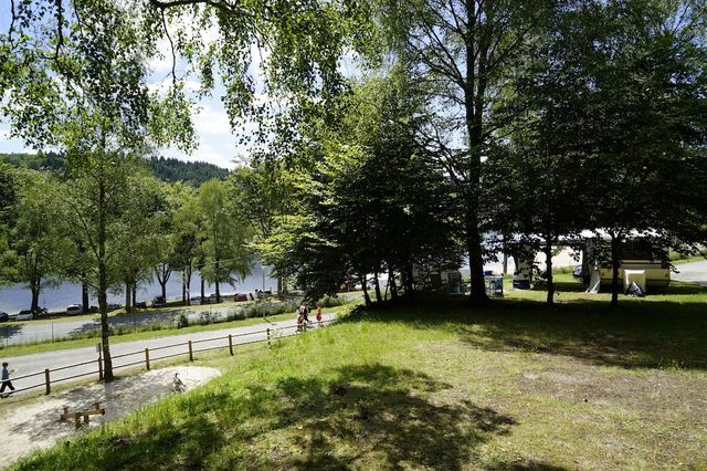 Uitzicht vanaf camping La Plage op het Lac de Bariousses