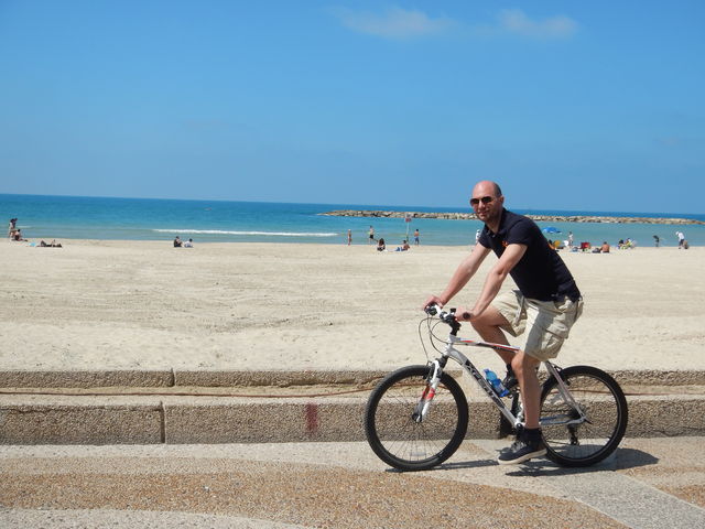 Multitaskende Nederlander op de fiets